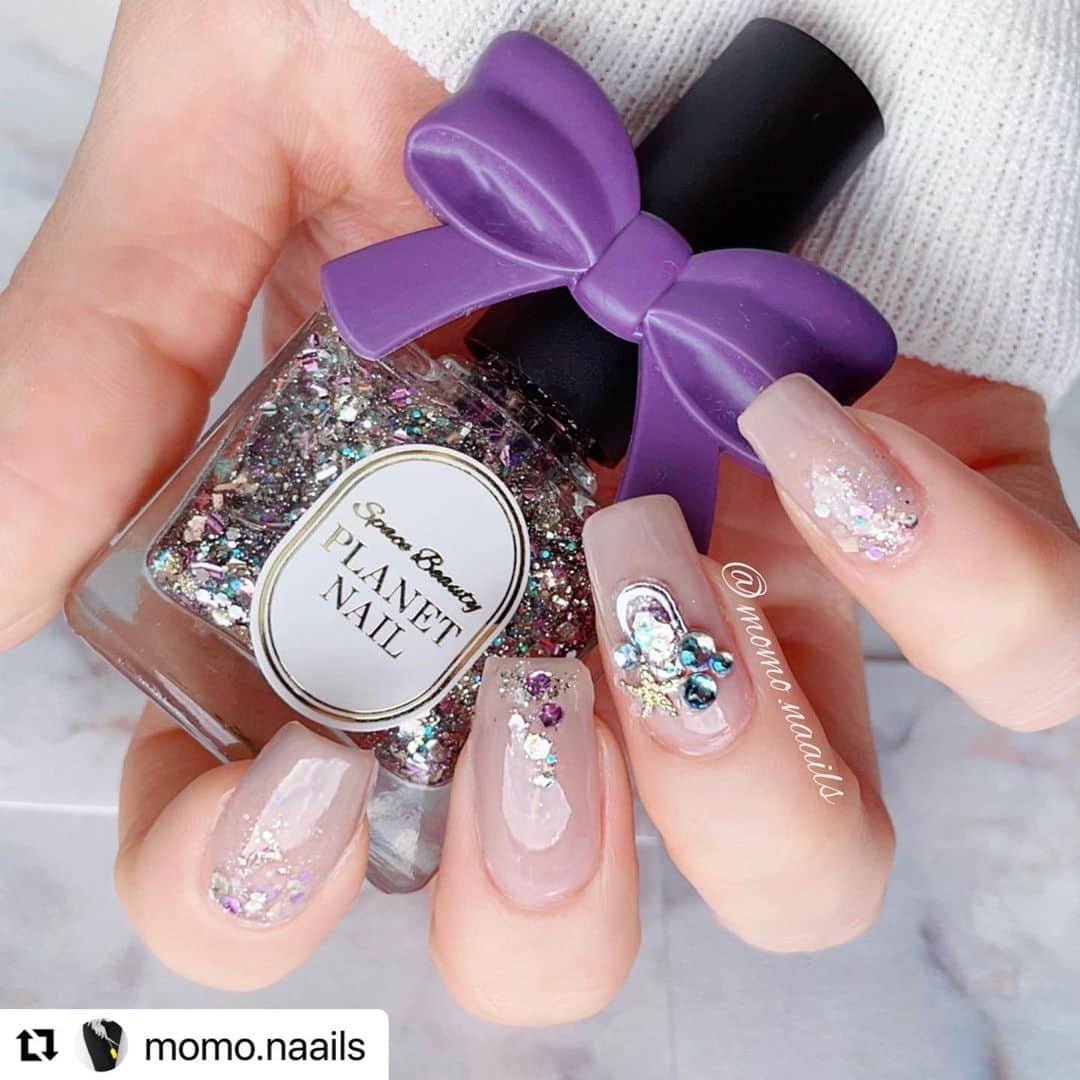 【PLANET NAIL（プラネット ネイル）】公式のインスタグラム：「✰✰✰ ━━━━━━━━━━━━━━━━ @momo.naails さま♡  PLANETNAIL ラメネイル PLB35 リトルスターの軌跡 を使った夏はすぐそこ⛱️ ビーチガールネイルデザインの ご紹介ありがとうございます👩‍❤️‍💋‍👩✨  梅雨になると気分もなんだか下降気味 ですが、こんな可愛い指先なら もうすぐ始まる常夏🏖️をまだかまだかと　 ドキドキ待っちゃいますね😌💗💗  キャンペーン当選おめでとうございます🍾✨ ╍ ╍ ╍ ╍ ╍ ╍ ╍ ╍ ╍ ╍ ╍ ╍ ╍ ╍ ╍ ╍   \\ ︎ꫛꫀꪝ ✩ 2023.06.10 //  プラネットネイル様(@planet.jp) からいただいた新色を使ったネイルPart2🎉🎉  前回のビーチイメージネイル改め、 クレオパトラ風ネイルの時の右手Ver.です🤗  こちらも夏をイメージしました😎⛱️ PLB35 リトルスターの軌跡を使って、 人差し指と小指はグラデーションに✨  中指は先端にポンポンと重ねてアクセント使い🌈 縦に入れることで指長効果も‼︎‼︎  薬指はセリアの囲みシールの中にホロを詰め込んで さらにヒトデのシールを重ねました𓇼𓂃 𓈒𓏸   細かなラメと大小のホロが 色んな表情を見せてくれます🥰💓  𓇼𓂃 𓈒𓏸 ／／／／／／／／／／／／／／／／／／  ▷ PLANET NAIL 　　PLB35 #リトルスターの軌跡 ▷ ducato (@ducato_nail) 　　N45 Shhh!  ／／／／／／／／／／／／／／／／／／𓇼𓂃 𓈒𓏸」