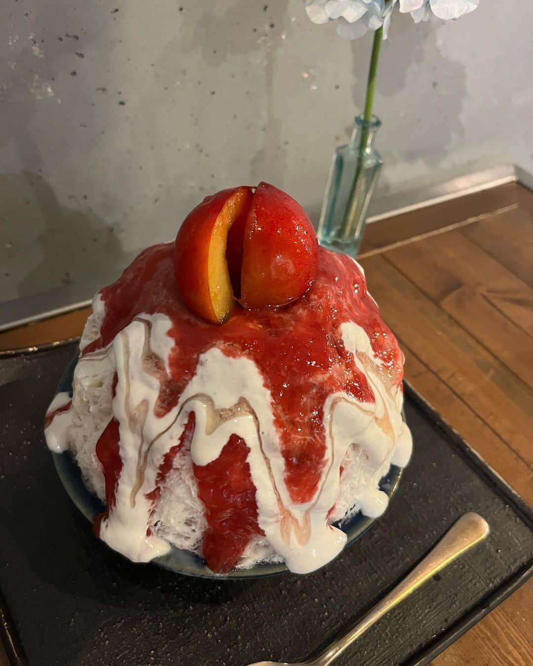 安藤あいかのインスタグラム：「食べたいなあ🍧またしばらく食べてない気がしてる🥺 フルーツ、レアチーズ、ヨーグルトあたりが好きなんだけど、このショコラは美味しかった😍 あと、すいか🍉あんまりフルーツすぎると、フルーツ食べるでいいじゃんってなるけどこのスイカかき氷はフルーツだし氷でしか味わえない豆の美味しさとのバランスも美味しかった🤤うまいうまい♡  #かき氷」