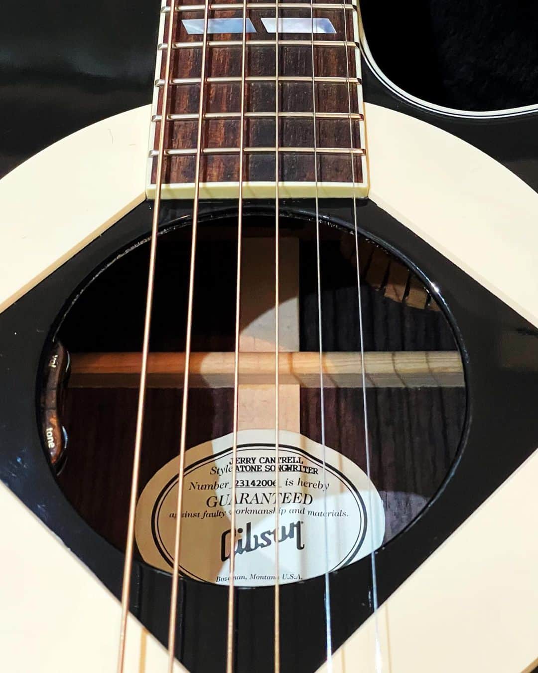 村田充さんのインスタグラム写真 - (村田充Instagram)「新しいギター。 音が良くてびっくりしている。膝に抱えた感じもしっくりで、これは良い買い物をした。」6月15日 10時51分 - mitsumurata