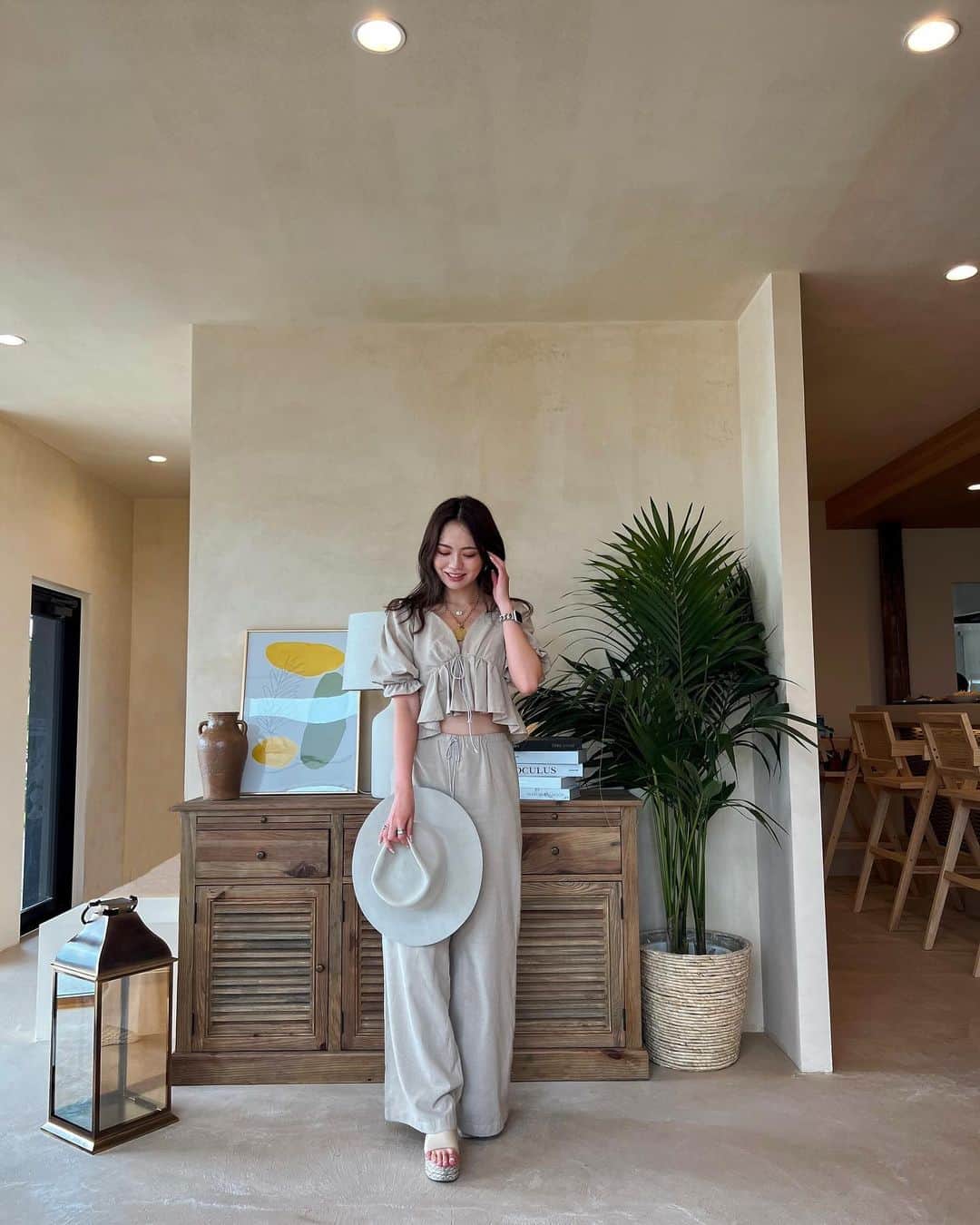 RUI ONUMAのインスタグラム：「愛知県大府市に まるで海外リゾート🌿🤎！？ なお洒落カフェがNEW OPEN🤍  我らが @jun.furusawa さんが 手掛けたカフェで流石の 圧倒的お洒落空間、、、♡  もうどこを切り取っても素敵で 居るだけで幸せ空間すぎた🌙  なんとトイレまで素敵すぎたよ🥹 めっちゃ写真撮ってしまった📷笑  カフェ利用だけでなく エステも併設されてるの🥹 愛知の方はもちろん東京にいる方もっ ぜひcheckしてみてね🤍  📍 @cafe.kureba  @jurafurniture #愛知観光 #愛知グルメ #愛知カフェ  #お洒落カフェ #国内旅行 #カフェ巡り」