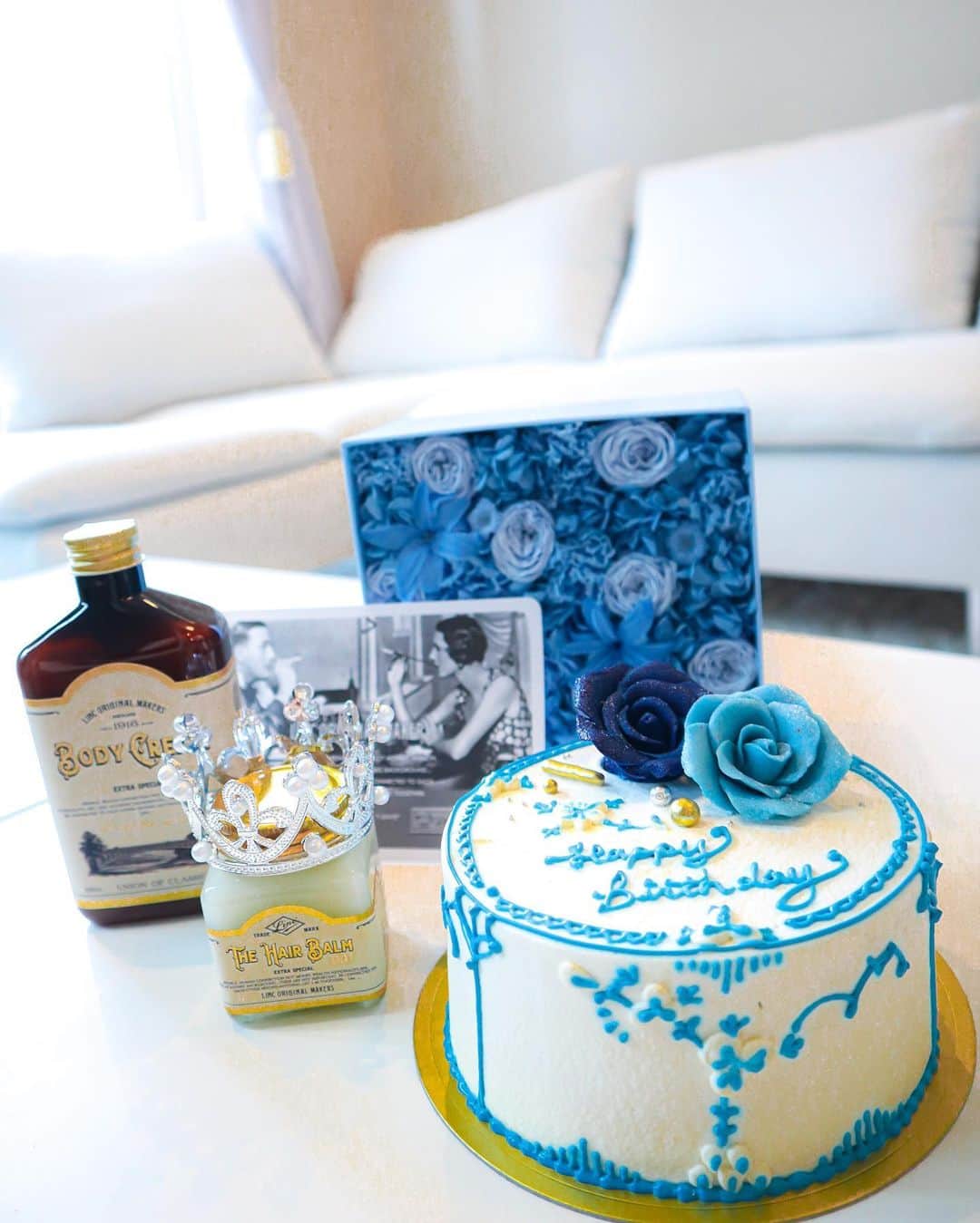 栗田恵美さんのインスタグラム写真 - (栗田恵美Instagram)「ケーキ可愛い。🧊 気持ちがうれしい。  そしてマネージャーさんからのプレゼントも可愛い。 匂いが良すぎるから毎日つかう。  1人じゃ食べきれない。。。 体育座りしながら眺めてます」6月15日 10時59分 - kurita__emi