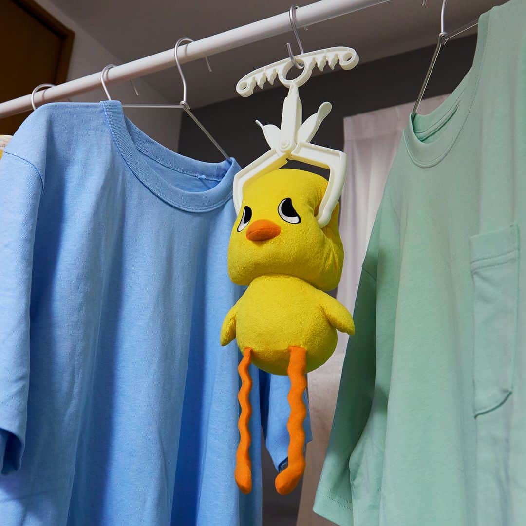 のインスタグラム：「部屋干しの時期ですね。 #梅雨 #部屋干し #生乾き #ひよこちゃん #ぬいぐるみ #日清食品 #日清 #nissin #チキンラーメン #キャラクター #キャラ」