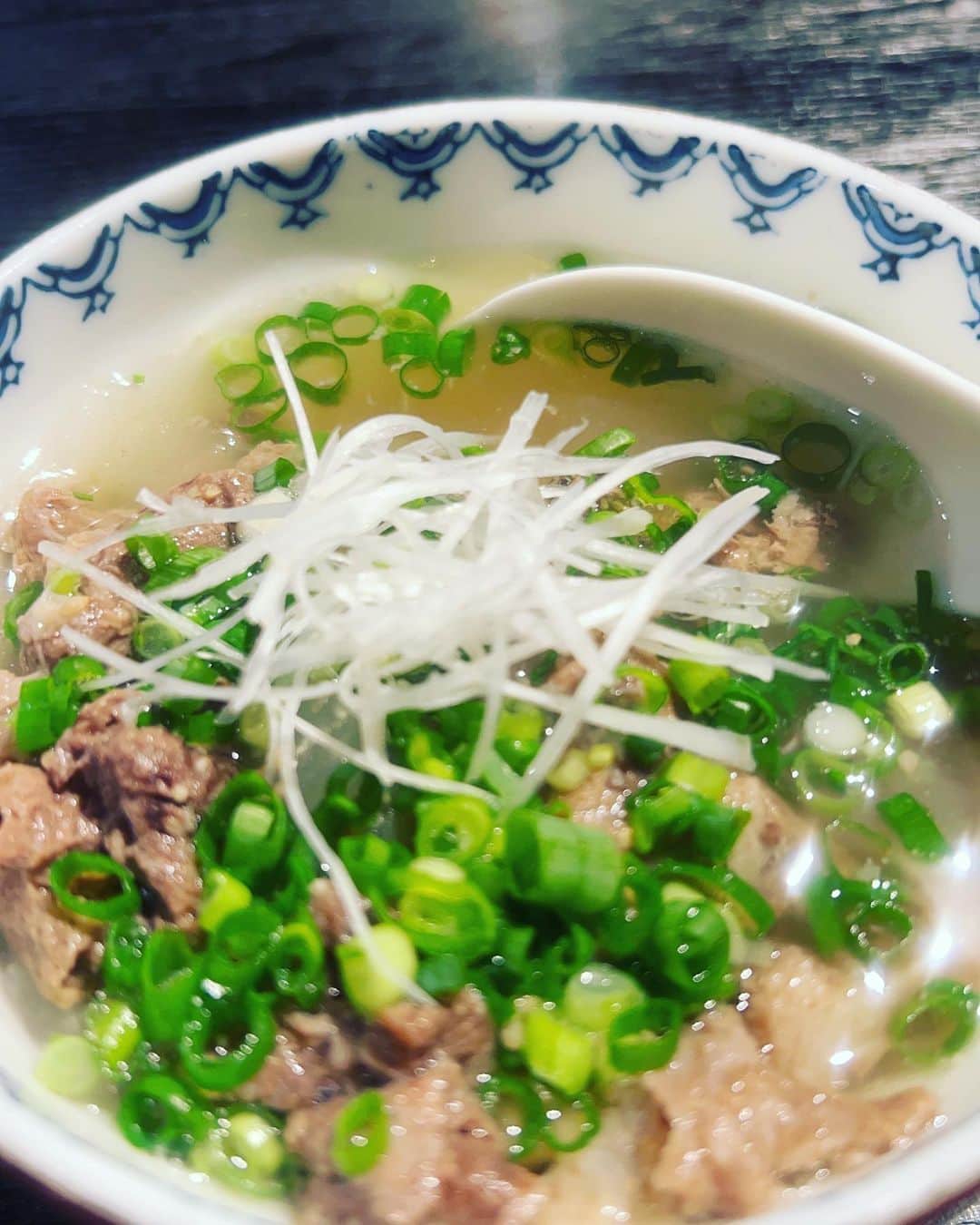 吉岡世起のインスタグラム：「先日急用で九州に帰った際 これだけは食べないと帰れない！ということで楽々しげちゃんへ 名物の手羽と最高の馬すじ煮込み、雑炊も 美味しかった！ 次の日には東京に戻ったけど、久しぶりの熊本 次はもっとゆっくりしたい 行きたいところが他にもたくさん」
