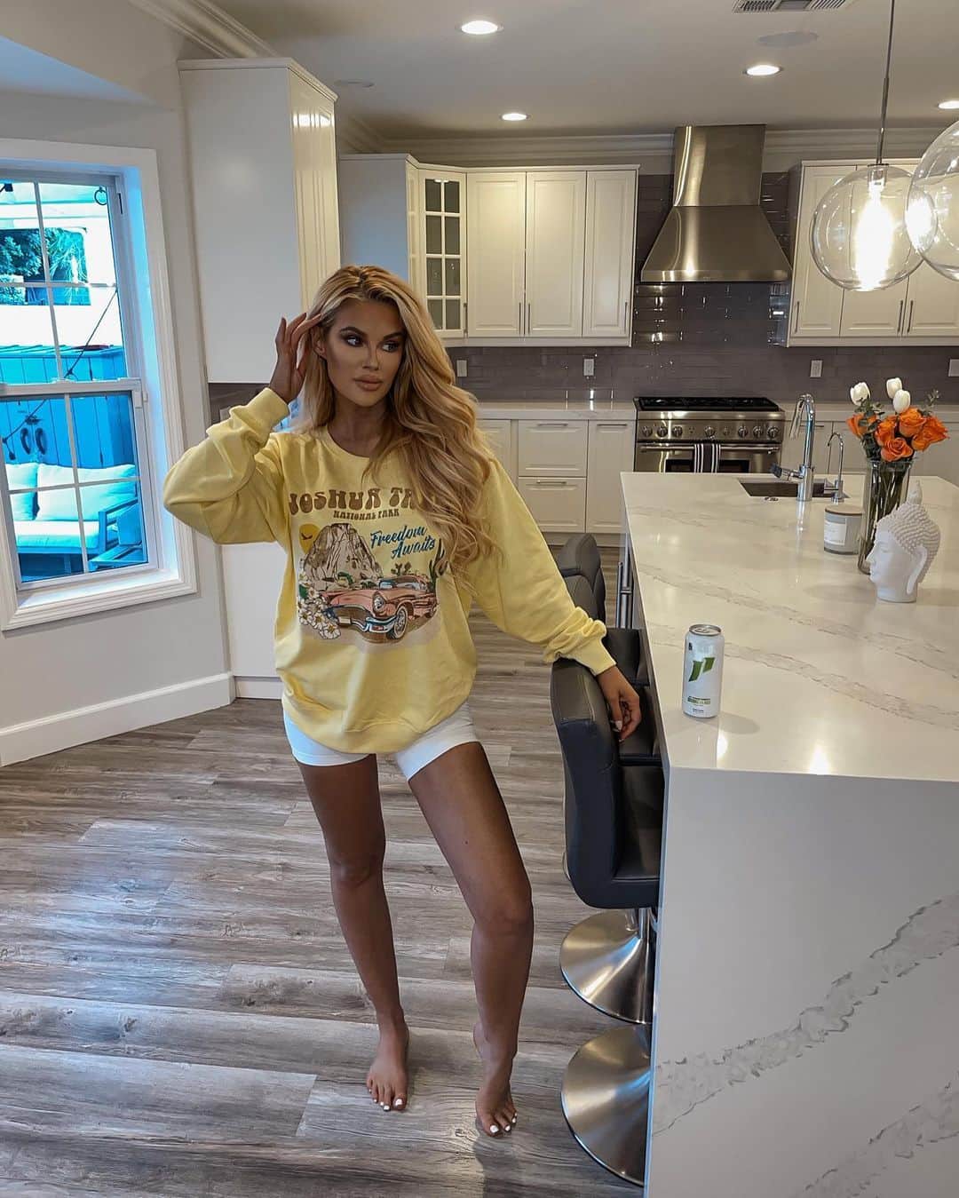 ジェサ・ヒントンのインスタグラム：「When someone asks where you got your outfit from and you can’t wait to hit ‘em w/ the Bargain Razzle Dazzle 💃🏼💃🏼💃🏼💃🏼  Sweater from Ross  Energy from @1stphorm」