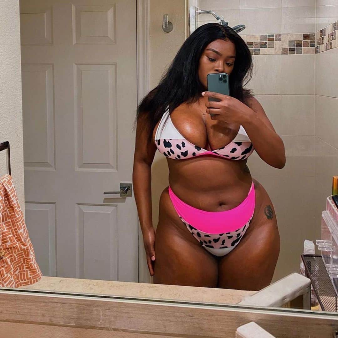 ブリール・アニーヤ・カニングハムのインスタグラム：「On wednesdays we where pink 👙 @missesbrie」