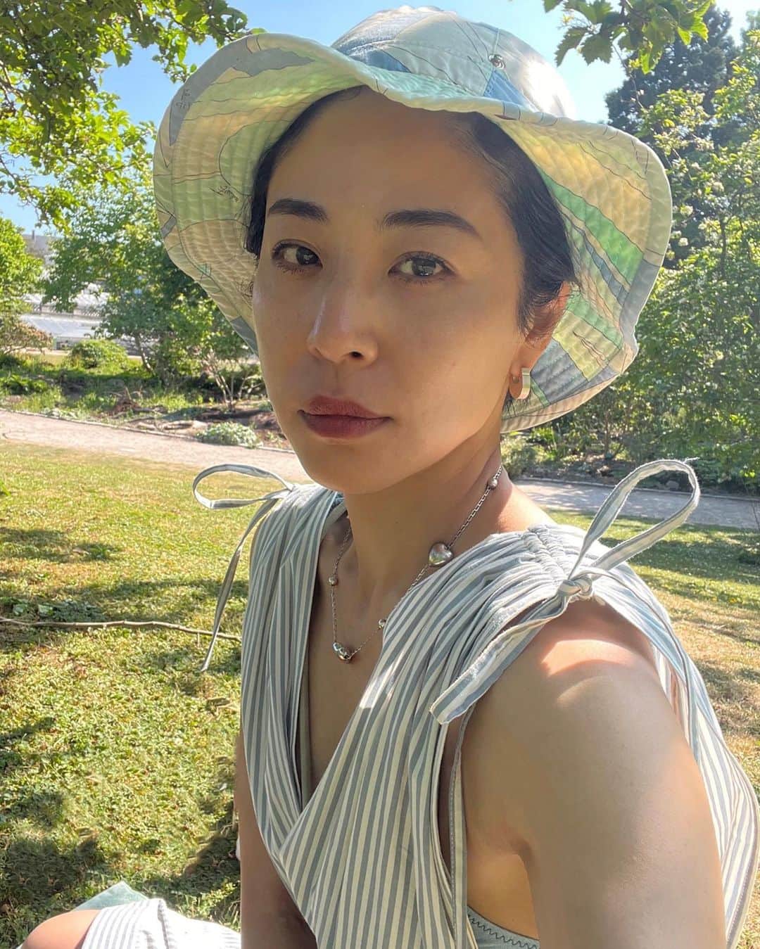 福本敦子のインスタグラム：「How to Relax in Copenhagen🇩🇰 •ゴロゴロ 公園や、川辺でみんな寝てる💤 •のんびり コペンハーゲンのリラックスなムードが好き😍 •太陽 サマータイムの太陽は本当にすごかった！足の裏に日光あてたり気持ちいい ・風 海の近くだから風もgood ・🍷 太陽の恵みがとってもわかる旅だった #summertime #copenhagen」