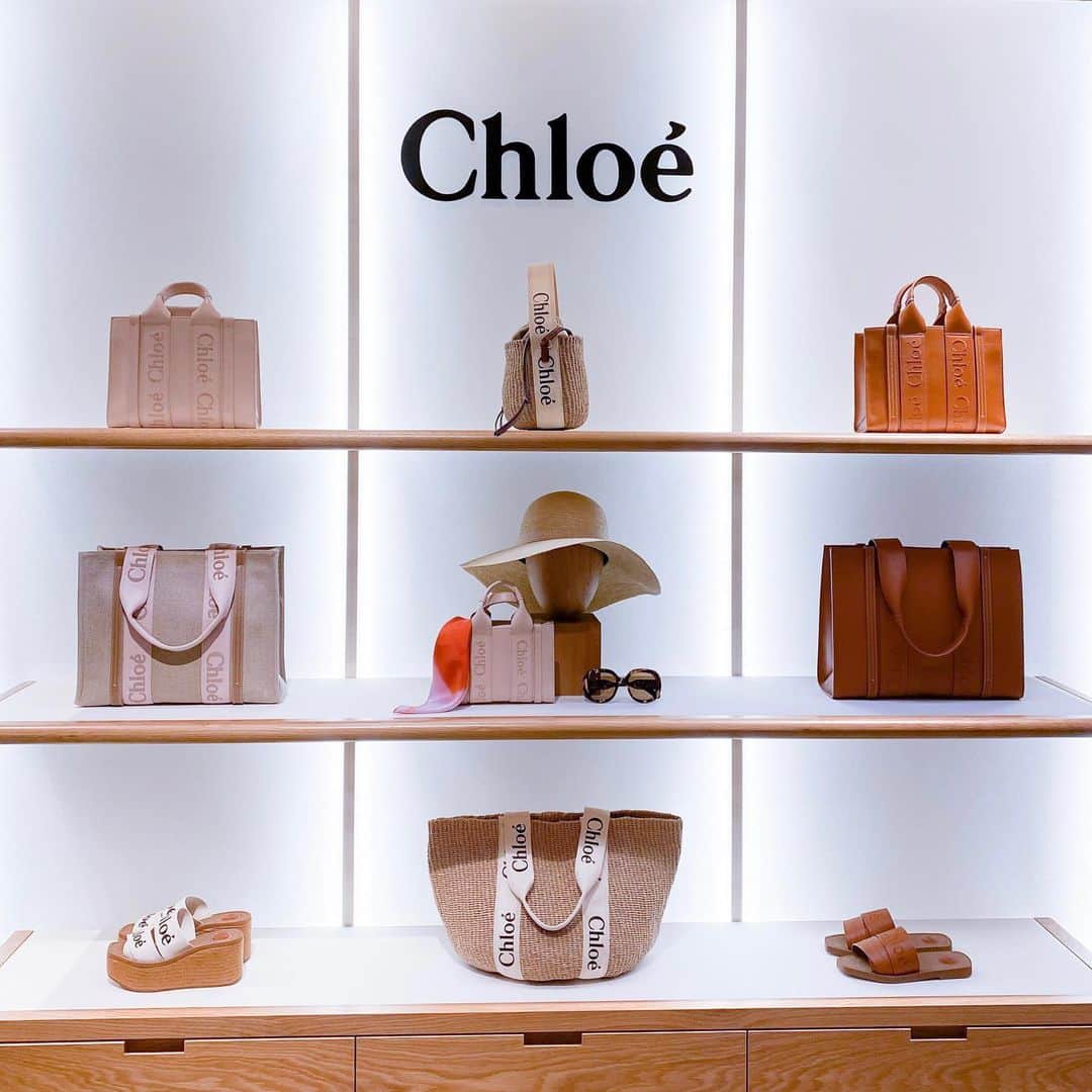 HANKYU.MODEさんのインスタグラム写真 - (HANKYU.MODEInstagram)「CHLOÉ ESSENTIALS At 3F PromotionSpace32  1952年に創設されたパリのファッションブランド「Chloé」が、夏を彩るバッグとシューズの最旬コレクションを一堂に集めたポップアップストアが期間限定で登場。  Page1 左）バッグ(W17×H16×D16cm)　100,100円 右）バッグ(W17×H16×D16cm)　96,800円  Page3 左)　バッグ(W17×H16×D16cm)　96,800円 右)   サンダル　79,200円  Page7　サンダル　81,400円 Page9　サンダル　90,200円  詳しくはプロフィールURLからチェック！@hankyumode  #chloe #クロエ #hankyumode #hankyu #阪急百貨店 #阪急うめだ本店 #うめはん #ファッション #トレンドファッション #クロエバッグ #teva #厚底サンダル #バスケットバッグ #サングラス #エスパドリーユ」6月15日 12時00分 - hankyumode