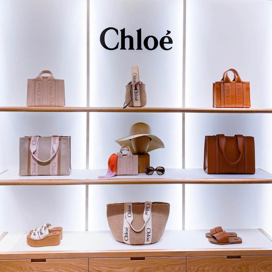 HANKYU.MODEさんのインスタグラム写真 - (HANKYU.MODEInstagram)「CHLOÉ ESSENTIALS At 3F PromotionSpace32  1952年に創設されたパリのファッションブランド「Chloé」が、夏を彩るバッグとシューズの最旬コレクションを一堂に集めたポップアップストアが期間限定で登場。  Page1 左）バッグ(W17×H16×D16cm)　100,100円 右）バッグ(W17×H16×D16cm)　96,800円  Page3 左)　バッグ(W17×H16×D16cm)　96,800円 右)   サンダル　79,200円  Page7　サンダル　81,400円 Page9　サンダル　90,200円  詳しくはプロフィールURLからチェック！@hankyumode  #chloe #クロエ #hankyumode #hankyu #阪急百貨店 #阪急うめだ本店 #うめはん #ファッション #トレンドファッション #クロエバッグ #teva #厚底サンダル #バスケットバッグ #サングラス #エスパドリーユ」6月15日 12時00分 - hankyumode