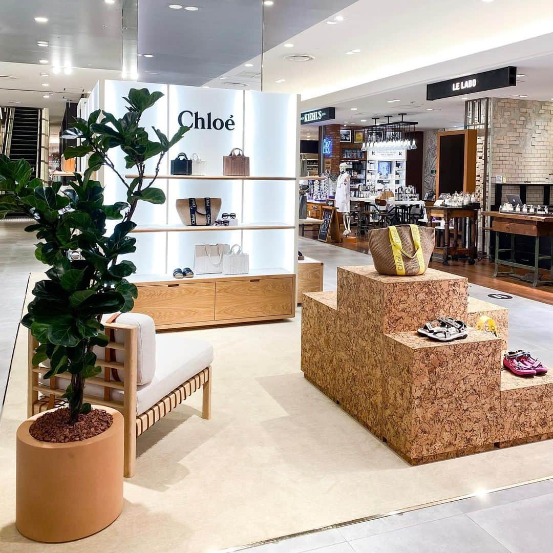 HANKYU.MODEさんのインスタグラム写真 - (HANKYU.MODEInstagram)「CHLOÉ ESSENTIALS At 3F PromotionSpace32  1952年に創設されたパリのファッションブランド「Chloé」が、夏を彩るバッグとシューズの最旬コレクションを一堂に集めたポップアップストアが期間限定で登場。  Page1 左）バッグ(W17×H16×D16cm)　100,100円 右）バッグ(W17×H16×D16cm)　96,800円  Page3 左)　バッグ(W17×H16×D16cm)　96,800円 右)   サンダル　79,200円  Page7　サンダル　81,400円 Page9　サンダル　90,200円  詳しくはプロフィールURLからチェック！@hankyumode  #chloe #クロエ #hankyumode #hankyu #阪急百貨店 #阪急うめだ本店 #うめはん #ファッション #トレンドファッション #クロエバッグ #teva #厚底サンダル #バスケットバッグ #サングラス #エスパドリーユ」6月15日 12時00分 - hankyumode