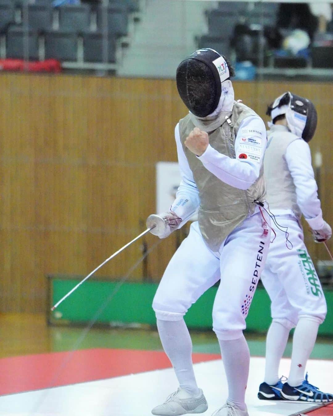 西藤俊哉のインスタグラム：「中日本フェンシング選手権に参加しました。 結果は2位。  負けたことは本当に悔しかったけど、本当に沢山のチャレンジをできた1日でした。 こういう時だからこそ、小さな結果の積み重ねが今はすごい大事なんだと気づくことが出来た試合だったと思います。  今大会は試合だけではなく、トークセッションをしたり、表彰のプレゼンターまでさせて頂いたりと本当に貴重な経験を沢山させて頂きました。  そして、実は今大会はアップからずっと父にサポートをしてもらいました。 ベンチに父が入るのは13年ぶりでしたが、意外にしっくりきました(笑) 随時的確なアドバイスをくれて、心強かったです！ お父さんありがとう！  そして、 拓真 @i.takuma717 、優勝おめでとう！！ 梅澤さん、マスクお借りしてしまいごめんなさい！ありがとうございました！ 富田先生 @hiroki.tomida_fencing.aichi 、何から何までありがとうございました！こういった活動の先に見えるものが絶対あると信じてるので、体現できるようにします！  所属先 #株式会社セプテーニホールディングス   個人スポンサー @morinagatraininglab  @norqain_japan  #MARUDA #ミカドテクノス #KOA  @gen_san.sw  #アグリーナ　 #那須屋興産　  協会スポンサー #突け心を#fencing #フェンシング #JAL #KOWA #長谷工コーポレーション #三洋紙業 #タマディック #鈴与 #カラダファクトリー #Impal #伊藤超短波」