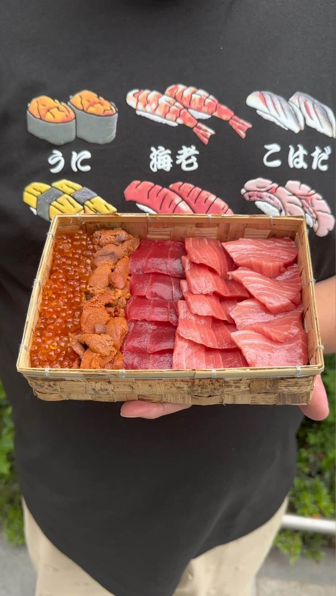 フォーリンデブのインスタグラム：「【マグロ専門店のマグロ重！】 中野にある「マグロマート」は、その名のとおりマグロにこだわる、マグロ料理の専門店🌟  店内のメニューも美味しいけど、注目すべきはテイクアウトのメニューが充実しているところで、今回の「ウニとマグロチラシ（3580円）」は、フタを開ければ豪華絢爛な輝きが❣️  マグロの赤身・中トロ・大トロの「赤いグラデーション」に加えて、ウニとイクラが彩りに花を添え、これは食べる前からワクワクしちゃう☺️  マグロはしっとりなめらかで脂のノリも良く、ウニはちょっとニオイが気になったけど、イクラは漬けこんであるダシ醤油が美味しくて、ごはんとの相性もバッチリ🙌（マグロだけが良い人は「マグロチラシ（1780円）」もオススメ）  「うまいマグロ」を食べて、誰もが「うまぐろー！」って叫んじゃうね😂✨  ※テイクアウトはお店のアカウント @maguromart のリンクから受取30分前までネット予約できて、自分もそこから注文＆購入したよ👋  ----------- 🍴マグロマート ☎️050-5597-6557 📍東京都中野区中野5-50-3 1F、2F - #東京グルメ #東京テイクアウト #中野グルメ #中野ランチ #中野テイクアウト #マグロマート #マグロ専門店 #japanfood #japantravel #tokyofood #tokyotravel #bento  - ▼ エリア＆ジャンル検索 #フォーリンデブ中野 #フォーリンデブテイクアウト」