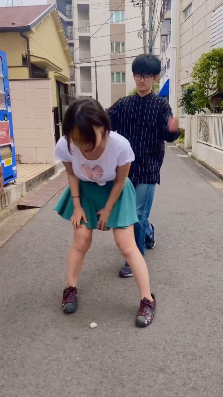 小林マイカのインスタグラム：「マイカ、後ろ、後ろー！！🙀  ※ネタ動画ですっ実際には時間は止められないので真似しないように🥹あと下にスパッツを履いております😘」