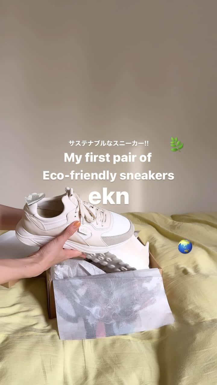 甲斐まりかのインスタグラム：「Sustainability can be cute too❤️🌿 ドイツ・フランクフルトで生まれた @eknfootwear は、環境に優しく完全ハンドメイドのフットウエアブランド👟  製品は全てポルトガルの職人が作っていて、そもそも製造時の環境への影響を最小限に抑えるため少量生産になっているみたい。 使用されている素材も、こだわりぬいたリサイクル素材やオーガニックのもので、よりサステナブルなveganシリーズもあります🙆🏻‍♀️  見た目も上質でデザイン性もあって、最高にサステナブル。このブランドに出会えてよかったと思えるくらい愛用中です🌞❤️   #ekn #エクン #eknpartner  #pr #eknfootwear @eknfootwear　@quorinest」