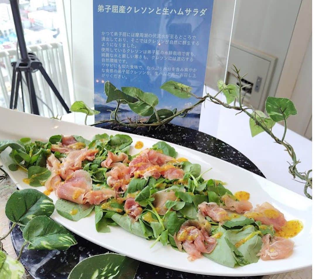 poroco（ポロコ）さんのインスタグラム写真 - (poroco（ポロコ）Instagram)「札幌プリンスホテルでは、北海道内のご当地グルメを提供するグルメ紀行「夏の北海道」を6月16日～8月31日の期間で開催✨ porocoスタッフがレセプションにおじゃまして来ました。  魅力的な夏の宿泊プランについてお聞きし、試食会では道内各地のプリンスホテルの夏のおすすめメニューをいただきました。各地それぞれ地元の特色があるお料理ばかりで、どれも絶品でした！😋  ■札幌プリンスホテル ＜グルメ紀行「夏の北海道」＞ 期間：6/16～8/31  【フランス料理 トリアノン（28F）】 　ディナー 1名様8,000円 その日の気分に合わせて食べたい料理が選べるプリフィックスコース※サービス料別途13%  【ブッフェレストラン ハプナ（1F）】 　ランチ 1名様おとな3,200円、65歳以上2,850円、小学生1,700円、幼児900円 　ディナー 1名様おとな5,500円、65歳以上5,200円、小学生2,700円、幼児1,600円  【中国料理 芙蓉城（2F）】 　ディナーコース「芙蓉菜譜」1名様6,200円※2名様より利用可 ※サービス料別途13%  【ステーキハウス 桂（28F）】 　ディナー 奏～KANADE～ 1名様17,000円※サービス料別途13%  【スカイラウンジ トップ オブ プリンス（28F）】 　天空のスカイビュープラン（グレードアッププラン）1名様7,390円  ■新富良野プリンスホテル 【絶景夕涼みアペロ・プラン】 ※宿泊者限定 ※予約制 日程・時間：7/15～8/13、16:00～17:30 場所：ピクニックガーデン特設会場 料金：1名様6,000円 ※2名様～ テーブル・イスが配置された森の中の特等席で、ワインやチーズを味わいながら夏の夕暮れを優雅に楽しんで  ■函館大沼プリンスホテル 【セグウェイトワイライトツアー体験宿泊プラ ン】 日程：6/23～9/9の週末のみ開催 時間：17:30～19:30/18:00～20:00/18:30～20:30 ※いずれかの時間帯 日没に合わせて催行 場所：函館大沼プリンスホテル 敷地内 料金：1泊朝食付き1名様 15,575円（1室2名様利用時） 年齢：満16歳～ 体重：45kg～118kg未満  ■釧路プリンスホテル 【世界三大夕日とオーシャンビュー 釧路で快適ステイプラン】 夏の平均気温約21℃ 釧路で快適ステイ。港町クーポン付き 日程：7/1～9/30 料金：8,272円～（ツインルーム1室2名様ご利用時）  ■屈斜路プリンスホテル 【＜絶景×夕涼み＞日本最大のカルデラ屈斜路湖夕涼み遊覧クルーズ】 日程：7/15～8/31 料金：クルーズ乗船料 17,000円～（1艇/乗船2名利用時） 時間：17:30～18:00　約30分  プランの詳細は各ホテルHPなどでご確認ください💁‍♀️  最後に札幌プリンスホテルのヘリポートで360度見渡せる絶景体験をしました👀✨ あいにくの曇り空でしたが、同じような景色を28階のレストラン（フランス料理トリアノン、ステーキハウス桂、スカイラウンジトップオブプリンス）からも楽しめるそうです。 ぜひ利用してみてくださいね♪  #札幌プリンスホテル #新富良野プリンスホテル釧路プリンスホテル #屈斜路プリンスホテル #函館大沼プリンスホテル #プリンスホテル #夏のおすすめメニュー #夏メニュー #ホテルグルメ #北海道グルメ #北海道レストラン #ホテルランチ #ホテルディナー #ホテルレストラン #チーズケーキ #札幌グルメ #北海道旅行 #hokkaido #poroco」6月15日 11時37分 - poroco_magazine