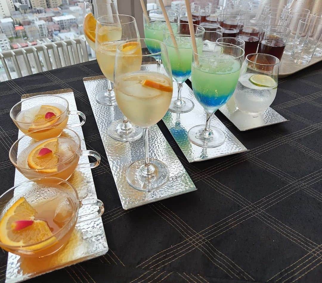 poroco（ポロコ）さんのインスタグラム写真 - (poroco（ポロコ）Instagram)「札幌プリンスホテルでは、北海道内のご当地グルメを提供するグルメ紀行「夏の北海道」を6月16日～8月31日の期間で開催✨ porocoスタッフがレセプションにおじゃまして来ました。  魅力的な夏の宿泊プランについてお聞きし、試食会では道内各地のプリンスホテルの夏のおすすめメニューをいただきました。各地それぞれ地元の特色があるお料理ばかりで、どれも絶品でした！😋  ■札幌プリンスホテル ＜グルメ紀行「夏の北海道」＞ 期間：6/16～8/31  【フランス料理 トリアノン（28F）】 　ディナー 1名様8,000円 その日の気分に合わせて食べたい料理が選べるプリフィックスコース※サービス料別途13%  【ブッフェレストラン ハプナ（1F）】 　ランチ 1名様おとな3,200円、65歳以上2,850円、小学生1,700円、幼児900円 　ディナー 1名様おとな5,500円、65歳以上5,200円、小学生2,700円、幼児1,600円  【中国料理 芙蓉城（2F）】 　ディナーコース「芙蓉菜譜」1名様6,200円※2名様より利用可 ※サービス料別途13%  【ステーキハウス 桂（28F）】 　ディナー 奏～KANADE～ 1名様17,000円※サービス料別途13%  【スカイラウンジ トップ オブ プリンス（28F）】 　天空のスカイビュープラン（グレードアッププラン）1名様7,390円  ■新富良野プリンスホテル 【絶景夕涼みアペロ・プラン】 ※宿泊者限定 ※予約制 日程・時間：7/15～8/13、16:00～17:30 場所：ピクニックガーデン特設会場 料金：1名様6,000円 ※2名様～ テーブル・イスが配置された森の中の特等席で、ワインやチーズを味わいながら夏の夕暮れを優雅に楽しんで  ■函館大沼プリンスホテル 【セグウェイトワイライトツアー体験宿泊プラ ン】 日程：6/23～9/9の週末のみ開催 時間：17:30～19:30/18:00～20:00/18:30～20:30 ※いずれかの時間帯 日没に合わせて催行 場所：函館大沼プリンスホテル 敷地内 料金：1泊朝食付き1名様 15,575円（1室2名様利用時） 年齢：満16歳～ 体重：45kg～118kg未満  ■釧路プリンスホテル 【世界三大夕日とオーシャンビュー 釧路で快適ステイプラン】 夏の平均気温約21℃ 釧路で快適ステイ。港町クーポン付き 日程：7/1～9/30 料金：8,272円～（ツインルーム1室2名様ご利用時）  ■屈斜路プリンスホテル 【＜絶景×夕涼み＞日本最大のカルデラ屈斜路湖夕涼み遊覧クルーズ】 日程：7/15～8/31 料金：クルーズ乗船料 17,000円～（1艇/乗船2名利用時） 時間：17:30～18:00　約30分  プランの詳細は各ホテルHPなどでご確認ください💁‍♀️  最後に札幌プリンスホテルのヘリポートで360度見渡せる絶景体験をしました👀✨ あいにくの曇り空でしたが、同じような景色を28階のレストラン（フランス料理トリアノン、ステーキハウス桂、スカイラウンジトップオブプリンス）からも楽しめるそうです。 ぜひ利用してみてくださいね♪  #札幌プリンスホテル #新富良野プリンスホテル釧路プリンスホテル #屈斜路プリンスホテル #函館大沼プリンスホテル #プリンスホテル #夏のおすすめメニュー #夏メニュー #ホテルグルメ #北海道グルメ #北海道レストラン #ホテルランチ #ホテルディナー #ホテルレストラン #チーズケーキ #札幌グルメ #北海道旅行 #hokkaido #poroco」6月15日 11時37分 - poroco_magazine