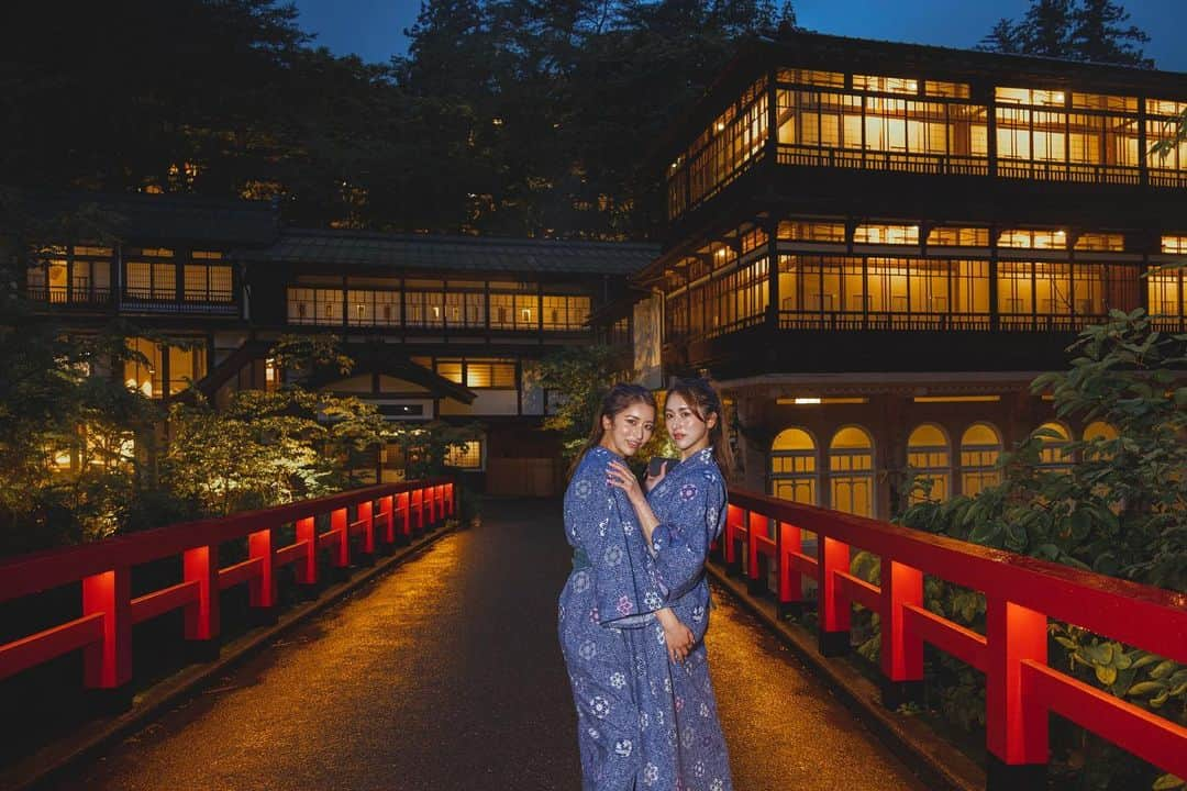 twinsりなりかのインスタグラム：「千と千尋の神隠しのモデルとなったと言われる素敵な旅館☺️道中もジブリに出てきそうな雰囲気でまた行きたいと思った素敵な旅館でした♨️  #千と千尋の神隠し #温泉 #群馬 #群馬観光 #四万温泉 #onsen」