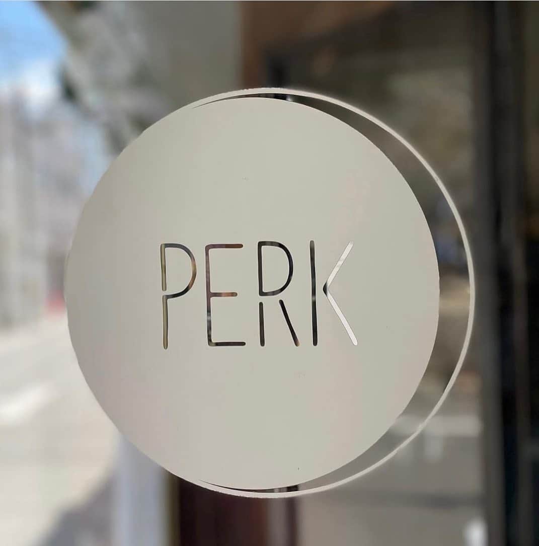 PERKのインスタグラム：「《PERKご予約来店方法につきまして》  オープン時間帯の可能なタイミングが増えたこともございましてご予約方法を  【改定前】スケジュールを確認後PERKご予約専用ラインアカウントよりご予約  ⇨  【改定後】 PERKご予約専用アカウントより ①日時第3希望まで ②ご希望ブランド ③担当こ希望のデザイナー/スタッフ ご記載の上、LINE頂き折り返しご返信  という形で今月は受付させて頂こうかと思います  ※日曜日は定休とさせて頂きます  以上何卒宜しくお願い致します  @inkjapan  @moi___official  @___sic_  @_cultures_official」