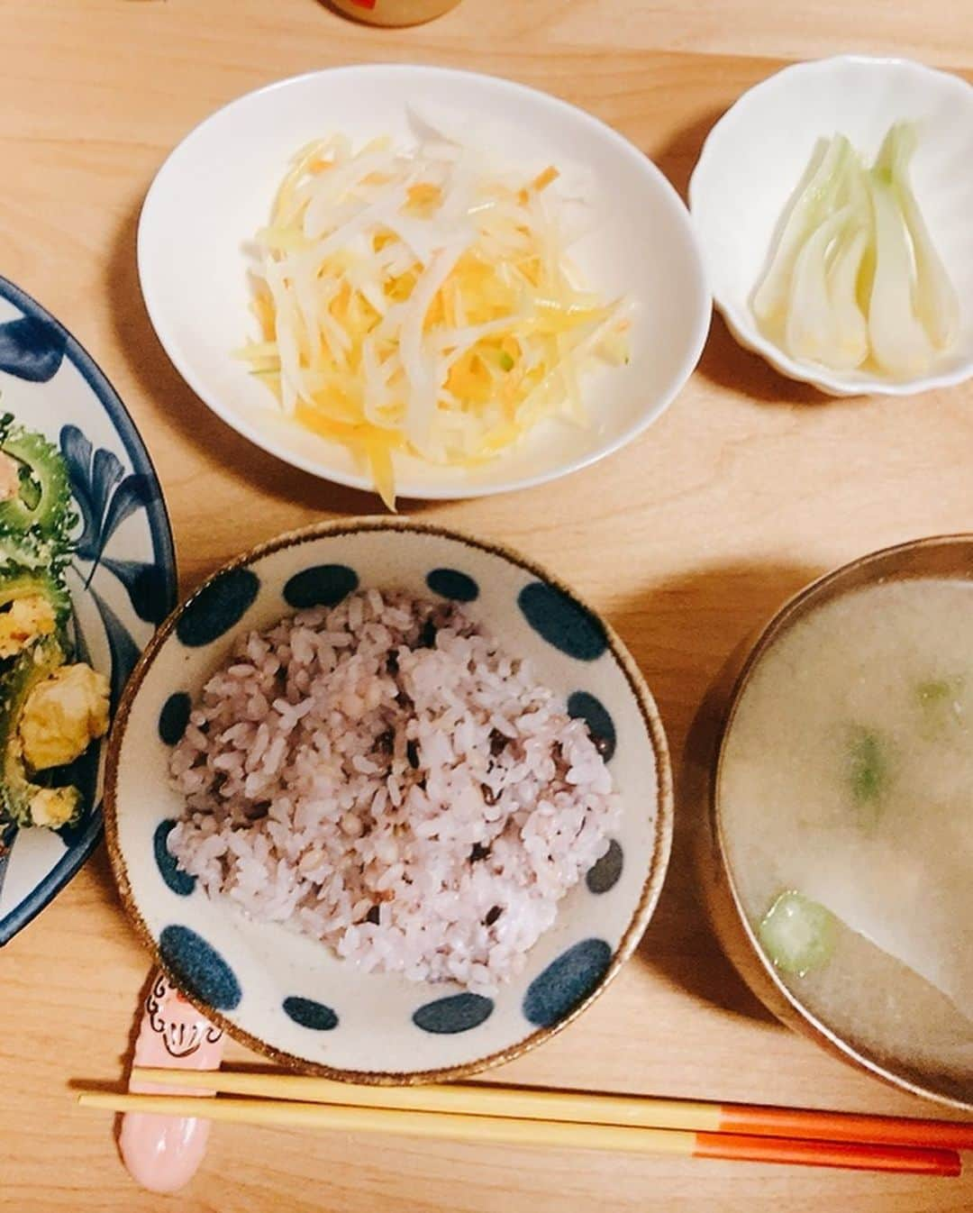 上地春奈さんのインスタグラム写真 - (上地春奈Instagram)「2023年6月15日 11:40  ☆女優のこはん☆琉球祭り☆  テーマ：ブログ  おまたー🫶 待ってねーってか😆⁉️  女優のごはん🍚だよ🦍❤️  今日は、琉球から送られてきた食材祭りで、琉球祭りメニュー😍🌺🏋️‍♀️❣️  見た目ぐちゃぐちゃなんでしょ😂🤣✋ 見た目とは裏腹に激うま先生✨😍✨  ゴーヤーチャンプルー🌺  毎回豆腐が崩れてぐちゃぐちゃになってしまう🤣😂  いつかは、上手くなるでしょー😆👍と思って、やる気だけはある😆✋  他にも🎶  パパイヤのサラダと、マザーが作った島らっきょ❤️と、にーにーが作ったオクラで🫶で、豆腐のお味噌汁作った🏋️‍♀️🦍❣️ インスタだと2枚目の 写真が伸びてしまい、見えづらくてすまぬ😂🙏💦 インスタの写真難しい🤣😂✋  ごはんは、いつも最初は、これ位にして盛る❤️ 理想のごはんの量🍚❤️  でも、毎回無理😆✋  ゴーヤーチャンプルーと島らっきょが美味しすぎて🍚3行く😂🤣✋ まじ、とめどない食欲43シーサー女🤣😂✋  サンドウィッチマンさん理論だと、空輸で運ばれてきてる時点で、カロリーなくなるみたいだから、これも、０キロカロリー❣️  ラッキー❤️  春奈　今日もツイてる🤩❤️  いちゃりばちょ〜でぇ〜の皆さんも、ツイてる日になりますよーに😆😄🤞👍  #上地春奈 #女優のごは ん#ゴーヤーチャンプルー🌺 #島らっきょ🌺 #パパイヤのサラダ🌺 #オクラと豆腐のお味噌汁🌺 #食欲半端ねー😂🤣✋ #愛情いっぱい琉球より空輸したから✈️#０キロカロリー♡ #サンドウィッチマン　さん理論 #ラッキー❤️」6月15日 11時45分 - uechi_haruna