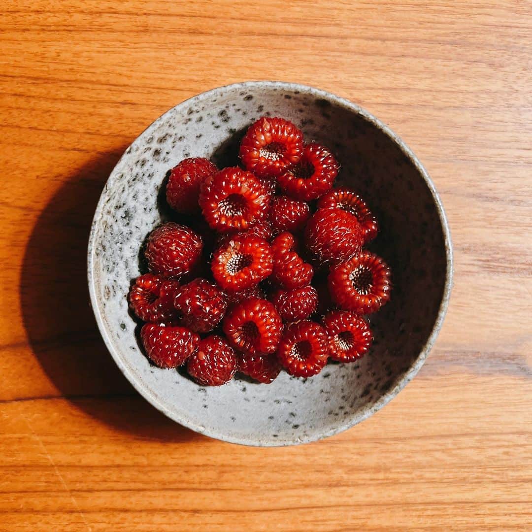 のインスタグラム：「先週のファーマーズマーケットで買った Ome Farm @omefarm のラズベリー美味しすぎた 食後にお酒と一緒に爆速で完食🪼」