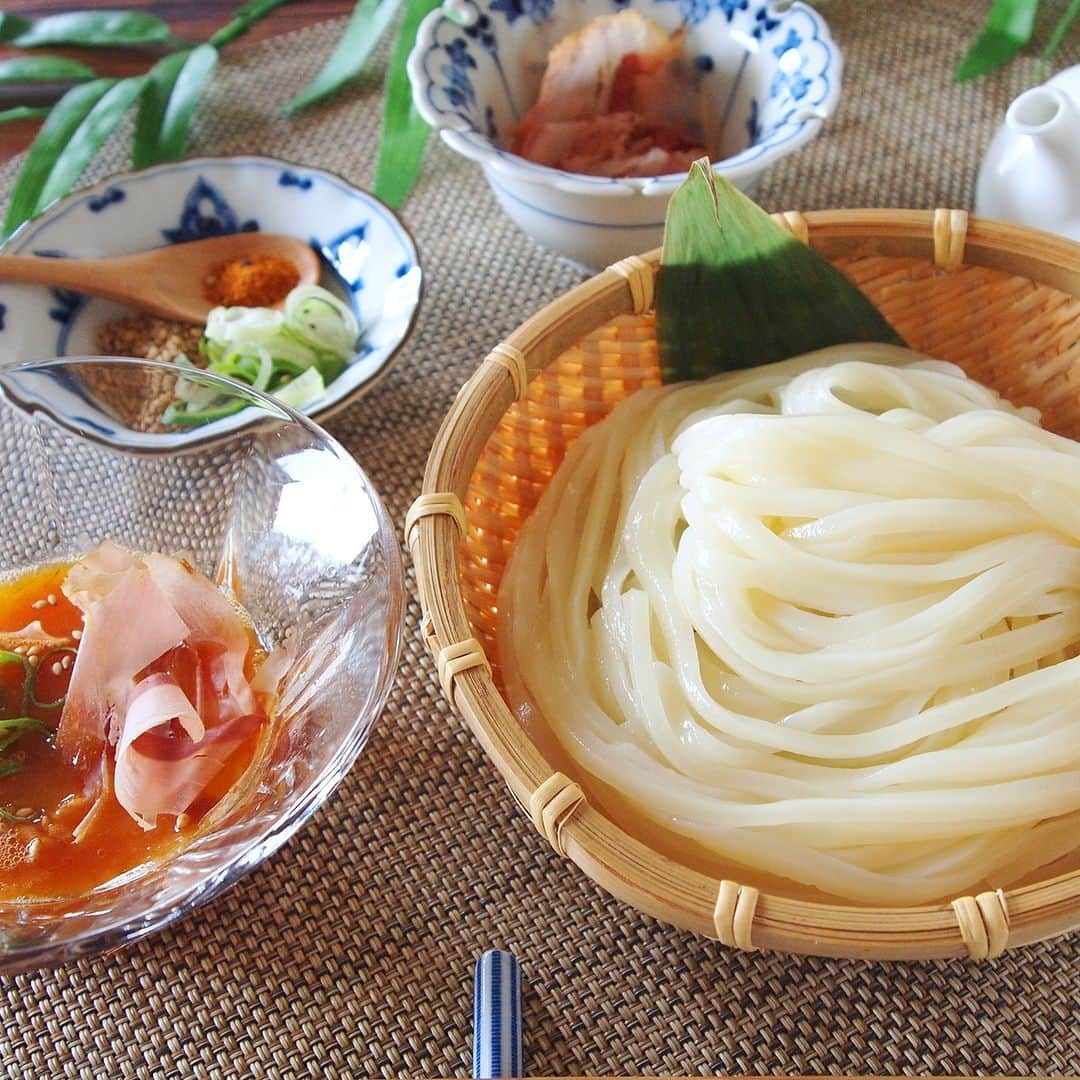 テーブルマークのインスタグラム：「. 夏うどん🎐 【冷やしたまごつけうどん】 . 細めのうどんに卵をよくからめていただく一品🍽️🥚💗 . ▼材料（１人分） ❁冷凍「稲庭風うどん」 　または「夏のつるんうどん」：１玉 ❁卵：１個（Lサイズ） ❁かつお節：適量 ❁めんつゆ（３倍濃縮）：適量：約小さじ1.5  ［薬味］ ❁青ねぎ・白炒りごま・七味唐辛子：お好みで全て適量 . ▼下準備 ・冷凍「稲庭風うどん」または 　「夏のつるんうどん」はレンジで加熱し、 　冷水でしめてざるにあげておく . ▼作り方 ①器に卵を割り入れてよく溶き、 　かつお節、めんつゆを加え混ぜる . ②お好みで青ねぎ、白炒りごま、七味唐辛子を添え、 　水でしめたうどんをつけながら召し上がれ . #うどん #udon #冷凍うどん #さぬきうどん #うどん部 #うどん好き #レシピ #おうちごはん #簡単レシピ #うどんレシピ #アレンジレシピ #今日のごはん #ランチ #ランチメニュー #夕食 #晩御飯 #晩ご飯 #晩ごはん #TableMark #テーブルマーク #たまご #卵 #つけめん #つけ麺 #つけうどん #夏うどん #夏 #夏レシピ #夏メニュー」