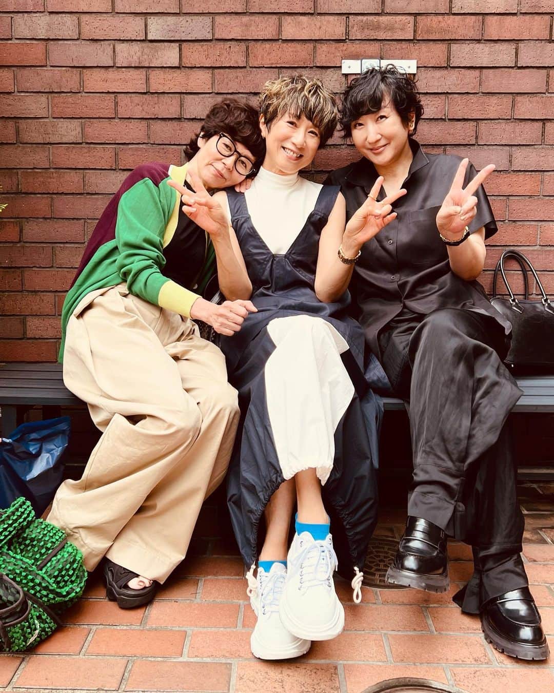 黒田知永子さんのインスタグラム写真 (黒田知永子Instagram)「. 今日は久しぶりに3人でお買い物へ💸 黒っぽい服が多くて似ていると