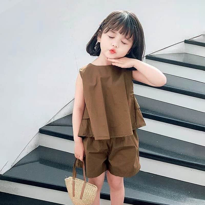 子供服のbig foRE:stさんのインスタグラム写真 - (子供服のbig foRE:stInstagram)「・  バックフリルセットアップ【SU077】  前はシンプルだけど、後ろ姿には大きめな2段フリルがついていて とっても可愛いセットアップ·͜· ︎︎·͜· ︎︎·͜· ︎︎  落ち着いたブラウンカラーで カジュアルに着こなせます😌◊*ﾟ  #子供服 #キッズコーデ #韓国子供服 #kidscode #outfit #おでかけコーデ#海外子供服 #おしゃれさんと繋がりたい #kidsjapan #セレクトショップ #女の子コーデ  #男の子コーデ#女の子ママ#男の子ママ#インポート#コドモノ #ベビフル#秋アイテム#夏アイテム#お洒落さんとつながりたい#親ばか部#子供服通販#ナチュラルコーデ#プチプラ子供服#お洒落キッズ#赤ちゃんがいる生活#ママリ#子育てグラム#姉妹コーデ#おそろい」6月15日 12時06分 - olpemi_