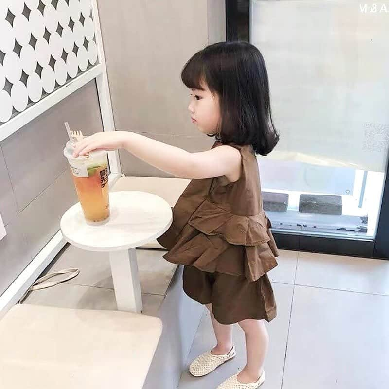 子供服のbig foRE:stさんのインスタグラム写真 - (子供服のbig foRE:stInstagram)「・  バックフリルセットアップ【SU077】  前はシンプルだけど、後ろ姿には大きめな2段フリルがついていて とっても可愛いセットアップ·͜· ︎︎·͜· ︎︎·͜· ︎︎  落ち着いたブラウンカラーで カジュアルに着こなせます😌◊*ﾟ  #子供服 #キッズコーデ #韓国子供服 #kidscode #outfit #おでかけコーデ#海外子供服 #おしゃれさんと繋がりたい #kidsjapan #セレクトショップ #女の子コーデ  #男の子コーデ#女の子ママ#男の子ママ#インポート#コドモノ #ベビフル#秋アイテム#夏アイテム#お洒落さんとつながりたい#親ばか部#子供服通販#ナチュラルコーデ#プチプラ子供服#お洒落キッズ#赤ちゃんがいる生活#ママリ#子育てグラム#姉妹コーデ#おそろい」6月15日 12時06分 - olpemi_