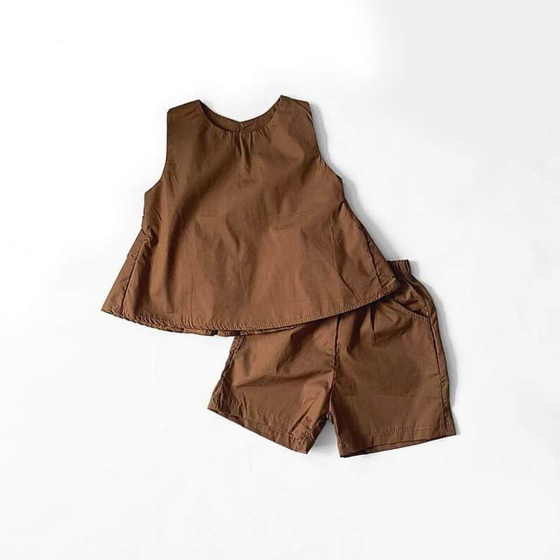 子供服のbig foRE:stのインスタグラム：「・  バックフリルセットアップ【SU077】  前はシンプルだけど、後ろ姿には大きめな2段フリルがついていて とっても可愛いセットアップ·͜· ︎︎·͜· ︎︎·͜· ︎︎  落ち着いたブラウンカラーで カジュアルに着こなせます😌◊*ﾟ  #子供服 #キッズコーデ #韓国子供服 #kidscode #outfit #おでかけコーデ#海外子供服 #おしゃれさんと繋がりたい #kidsjapan #セレクトショップ #女の子コーデ  #男の子コーデ#女の子ママ#男の子ママ#インポート#コドモノ #ベビフル#秋アイテム#夏アイテム#お洒落さんとつながりたい#親ばか部#子供服通販#ナチュラルコーデ#プチプラ子供服#お洒落キッズ#赤ちゃんがいる生活#ママリ#子育てグラム#姉妹コーデ#おそろい」