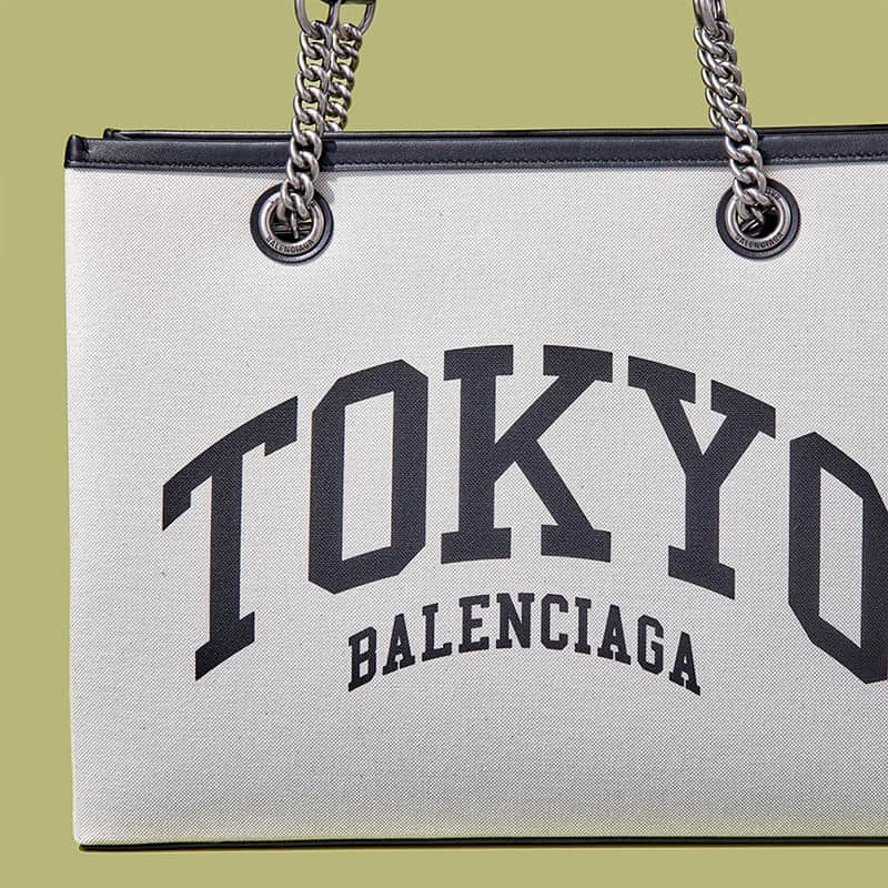 のインスタグラム：「【バレンシアガ】 東急プラザ銀座限定トート、日本先行発売ミュール…。 大人が選ぶべき新作小物5選  ハイブランドの新作小物をまとめて紹介！　6月1日、東急プラザ銀座にオープンした長期限定店舗が話題のバレンシアガ。限定バッグや先行発売ミュールほか、夏に便利なクロッグやバッグの注目商品をピックアップ！　完売する前に入手したい。  01：CITIES TOKYO DUTY FREE M TOTE BAG トートバッグ￥289,300※東急プラザ銀座限定／バレンシアガ（バレンシアガ クライアントサービス）  02：3XL MULE ミュール￥132,000※6/14(水)まで東急プラザ銀座にて国内先行販売／バレンシアガ（バレンシアガ クライアントサービス）  03：ARMY S MESSENGER BAG メッセンジャーバッグ￥121,000／バレンシアガ（バレンシアガ クライアントサービス）  記事の続きはWEB UOMOで▶▶ https://www.webuomo.jp/fashion/305633/  #バレンシアガ #BALENCIAGA #トートバッグ #ミュール #メッセンジャーバッグ #uomo #uomo_magazine #webuomo」