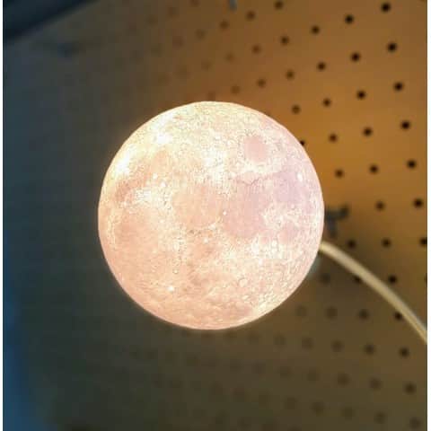ヴィレッジヴァンガードオンラインストアさんのインスタグラム写真 - (ヴィレッジヴァンガードオンラインストアInstagram)「. いつもの何気ない日々に、ほんの少しだけ、宇宙の輝きを  【SPACE++】  6月の満月の事を ”ストロベリームーン(苺月)” というのをご存じですか？  このストロベリームーンを見た人は『好きな人との恋が成就する』と言い伝えられているんです。 そんな素敵な言い伝えのある満月をモチーフにした月ライトが登場。  「素敵な恋が実りますように。」  『恵みをもたらす月』 ”ハーベストムーン(中秋の名月)”も登場。  ほんの少しの宇宙の輝きが、大切な日々を彩りますように。  #SPACE #moon #月 #月ライト #ストロベリームーン #ハーベストムーン #宇宙 #照明 #間接照明 #癒し #インテリア #アート #おしゃれ #ルームライト #ヴィレッジヴァンガード #ヴィレヴァン #ヴィレッジヴァンガードオンラインストア」6月15日 12時00分 - village_vanguard