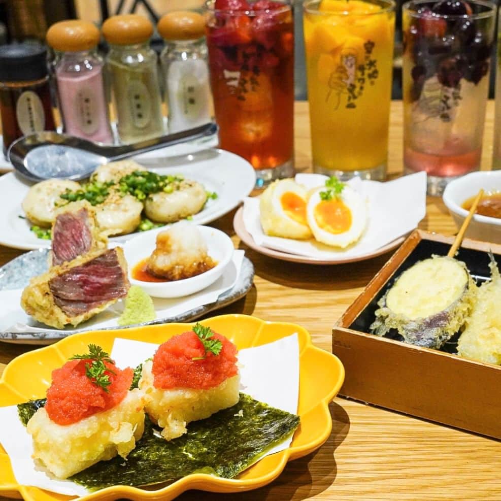デパぐるッ！福岡さんのインスタグラム写真 - (デパぐるッ！福岡Instagram)「福岡市中央区天神にあるサクッと立ち寄れる串天ぷらと焼小籠包のお店「食堂 まるに」  天神のど真ん中、『ソラリアステージ』の地下2階にある、串天ぷらと焼小籠包がおいしいと評判のお店✨  店長が自ら吟味した新鮮な食材を使用した「串天ぷら」は、一本99円から楽しむことができます🍤  『定番串天ぷら盛り』は、国産鶏むね、海老、キス、野菜2種がのった、ぜひ注文しておきたい鉄板メニュー！  名物の焼小籠包は、『まるにの焼小籠包』『黒胡麻にんにく焼小籠包』『ピリ辛麻辣ダレ焼小籠包』、『にら鰹節ダレ焼小籠包』の4種類がありますよ♪  『もっちチーズ明太』など「創作天ぷら」にも注目👌  また季節のフルーツがたっぷりの「瓶詰めフルーツサワー」も圧巻ですよ🍹  お店の詳細はARNEの記事でチェック！ プロフィールからARNEのサイトへ飛べますよ♪ 👉🏻『@arne_gourmet』  ARNEグルメで 福岡の美味しいグルメ情報を毎日配信中！ ぜひお気軽にフォローしてくださいね😉 ___________________________ @chiro_gourmet.report  さんのご紹介です♪  #ARNE福岡 #福岡グルメ#グルメ #福岡カフェ#福岡スイーツ #福岡ごはん#ごはん #福岡カフェ巡り#福岡ランチ #福岡旅行#福岡観光 #福岡#福岡県#fukuoka #カフェ#ランチ#ディナー #グルメ好きな人と繋がりたい #グルメスタグラム #福岡食べ歩き#福岡グルメ部 #福岡めし#福岡ご飯 #福岡好きな人と繋がりたい #天神グルメ#天神ランチ #天ぷら#昼のみ #食堂まるに」6月15日 12時00分 - arne_gourmet
