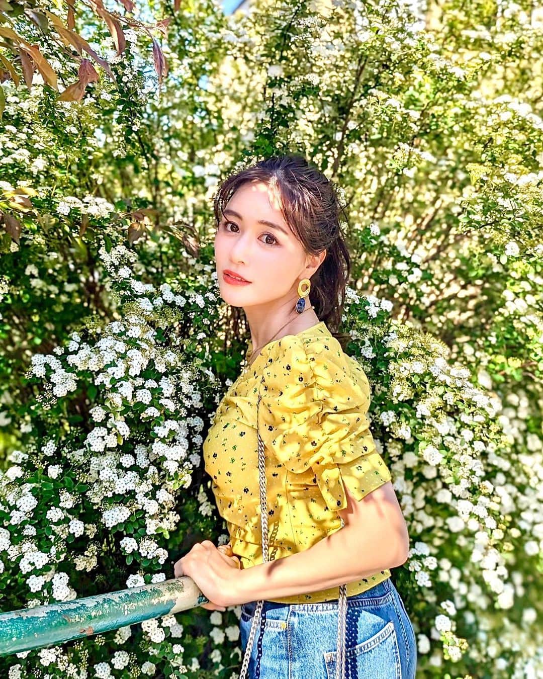 のインスタグラム：「もうすぐ夏到来🌺❤︎ 私はゴルフもするし旅行もたくさんいくので夏の日差しがかなり気になってて💦 . シミ取りしててもまたシミが出来たら嫌だなとおもってかなりケアには気にかけてるの❣️ そこで最近使ってるのが @norganic_official のBrightシリーズ👏 ベタつかなくてしっかり翌朝まで保湿(1*)されるから、嬉しいの！ エアコンつけて寝ることもこの季節だとあるからちゃんと保湿してあげるの大事！ . あと紫外線浴びたかも？のときはシートマスクも大事だし、 普段のファンでも @andwolf_official にして日焼け対策！・SPF26/PA++でUVケアもできちゃう優秀ファンデなの！ . みんなも是非チェックしてみてね！ . ※ハリ・弾力(保湿による)塗布6時間後の耐久テストクリア実績による . tops... @snidel_official @amazonfashionjp  denim... @tarajarmon_jp  . #norganic #エヌオーガニック #uvケア #日焼け止め #日焼け対策 #シミ対策  #スキンケア #おすすめスキンケア #snidel #スナイデル」