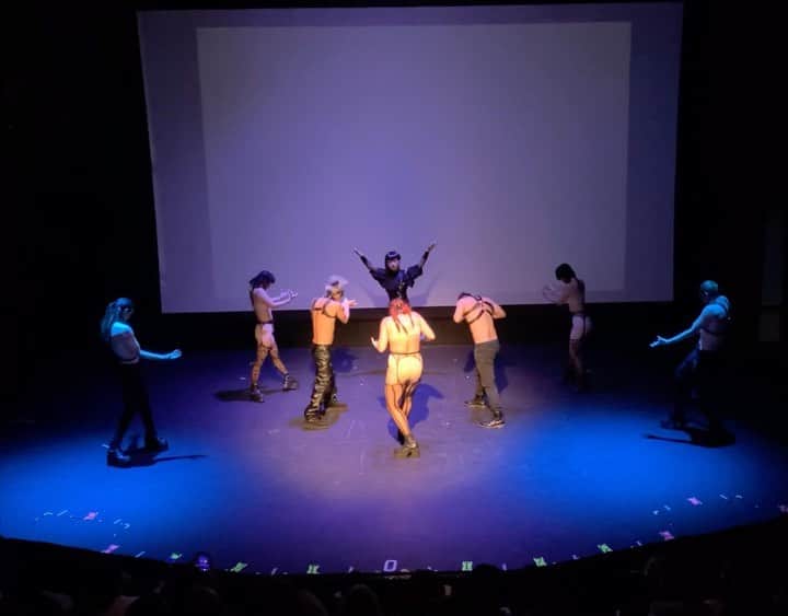 Aya Satoのインスタグラム：「“All the love”  So great full to perform with my team 🖤🖤 We performed as a team on the stage last year 🖤 Who’s down to see me and my teach perform together more 👽🙌🖤  Thank you so much for having us @cameronleementorship @cameronleeproductions   #teamayasato #thankful 🖤🖤  Team 🖤 @aaronfuegopop  @laurenbslacky  @rexkline  @bicky_yusuke  @soheyheyhey  @nonokasudo  @manaikeda104」