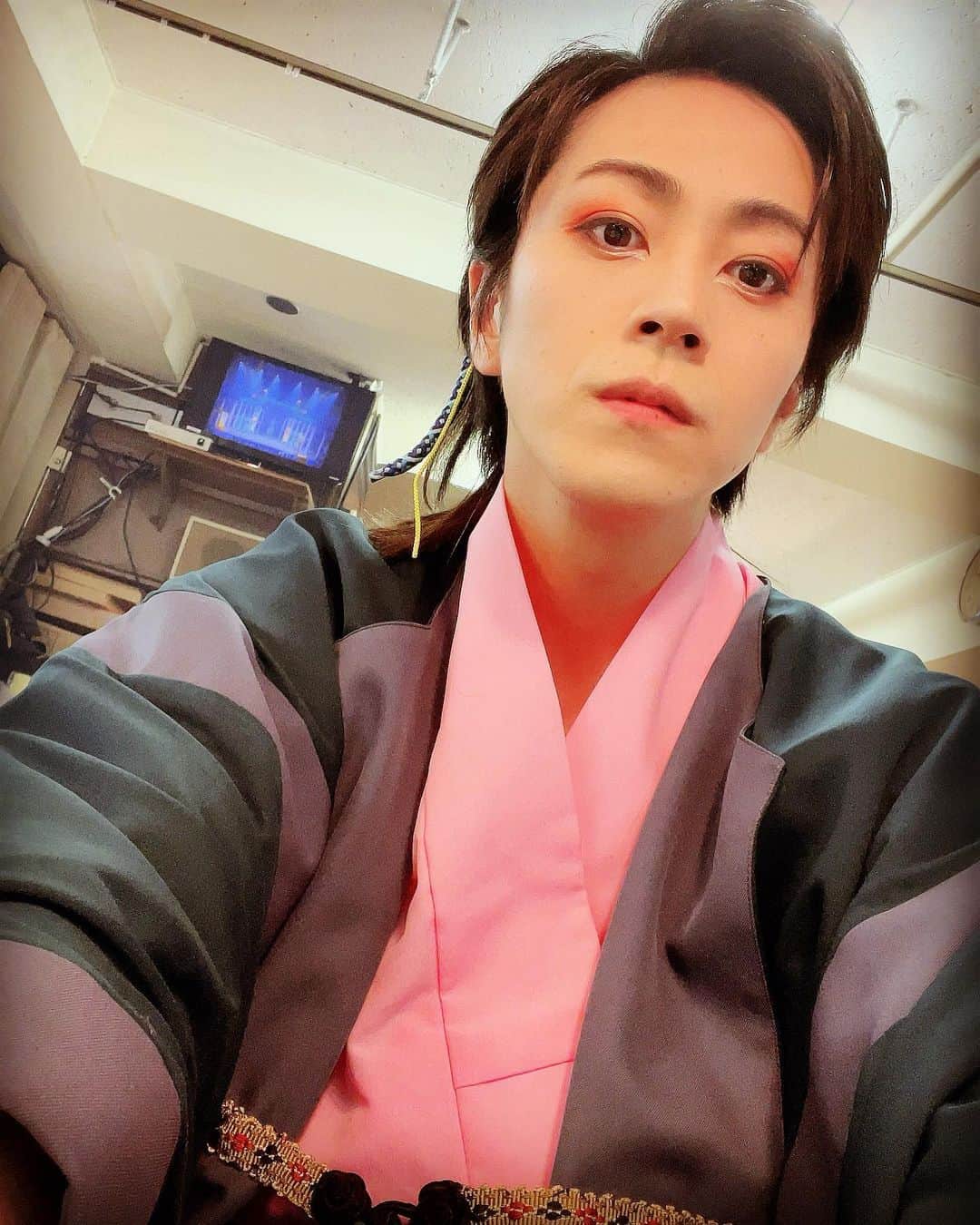 廣瀬智紀のインスタグラム：「舞台「三人どころじゃない吉三」 絶賛公演中です  芝居漬け、とても充実した日々を過ごしております。  少年社中25周年、初参加ですが、ここで参加できたこと、ご縁を嬉しく思います♪  ワッハッハー これで少年社中とも縁ができたな〜🍑  18日（日）まで新宿紀伊國屋ホールにて お待ちしております^ ^  当日券もございますよっ  #三人どころじゃない吉三  #廣瀬智紀」