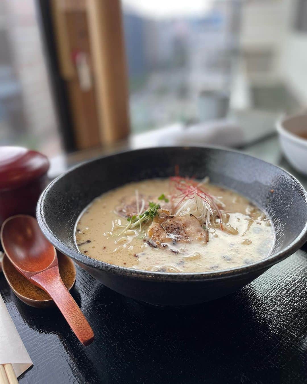 のインスタグラム：「【知る人ぞ知る👀千羽鶴料理長渾身の”和だし麺”】  福岡と言えば”ラーメン”という方におすすめ✨ 日本料理 千羽鶴の「和だし麺」をご紹介✨ 店内に広がる香りにつられて、注文する方も👀  🍜しょうゆ味 料理長自慢の和だしスープ。昆布、かつお節、焼きあごなどでとった和だしスープをベースに特製しょうゆだれを加えました。目のまえに運ばれるとだしの香りがふわっと広がります🌟こしのあるちぢれ麺によく絡まって箸が進む逸品です。  🍜とんこつ味 ミルキーでありながらさっぱりとした味わいのとんこつスープ。秘密は、豚足と豚ミンチ、香味野菜を圧力鍋でとろとろまで煮込んだコラーゲンたっぷりスープと和だしスープの融合🌟焦がしにんにくの風味がさらに食欲をそそる、 安心安全な無添加にこだわった逸品です。  🍖自家製鶏ハム スープの味を損なわないよう、豚ではなく、はかた地鶏を使った、柔らかく優しい味わいの手作りハムをトッピング。ほんのり炙った香ばしい香りがアクセント🌟  🍚残ったスープは「おじや」スタイルで 最後のスープ1滴まで味わっていただきたい！と御膳には白御飯がセットに。和だしのしみる美味しさをご堪能ください🌟  最後まで美味しい”和だし麺”。 ぜひ一度ご賞味ください🌟  ◎季節のイベント・新メニューもご用意しております✨詳しくはホテルニューオータニ博多の公式HPをご覧ください🔍  【ご予約・お問い合わせ】 TEL:092-715-2008（千羽鶴） @newotani_hakata_official  #和だし麺 #和だしラーメン #ラーメン #ラーメン好き #ラーメン部 #福岡ラーメン #福岡ランチ部 #ラーメンインスタグラム #ラーメン巡り #ラーメン好きな人と繋がりたい #福岡グルメ #福岡観光 #天神ランチ #博多ランチ #しょうゆスープ #とんこつスープ #福岡ホテル #hotelnewotanihakata #newotanihakata #hotelnewotani #newotani #ホテルニューオータニ博多 #ニューオータニ博多」
