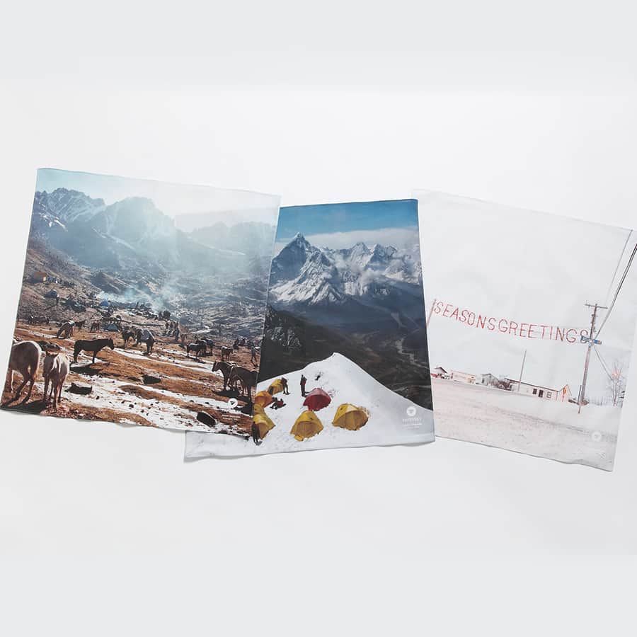 HIGHTIDE/ハイタイドさんのインスタグラム写真 - (HIGHTIDE/ハイタイドInstagram)「写真家・石川直樹さんとのコラボレーションによる〈PAPERSKY TOOLS〉の「Mountain Bandana」。  世界各地を旅する石川さんが、ネパール（クーンブ）、カナダ（イヌヴィック）、ペルー（アウサンガテ）の3ヶ所で撮影した大自然の美しい風景をプリントしました。 上質のコットンを使用したシーチング生地で、やわらかく耐久性に優れています。  ハンカチとしてはもちろん、首に巻いてスカーフにしたり、バックパックやテントにくくりつけて目印にも。このバンダナをポケットの中に携えて、世界の旅に出かけましょう。  ※PAPERSKY storeは@papersky_official  のプロフィールURLよりご覧ください  🎙PAPERSKYのPodcast「THINKING CLOUDS with Lucas B.B.」は毎月第1・3月曜日に新エピソードを配信中。 “思考の旅”をキーワードにユニークな旅の話や世界各地の魅力的な人やカルチャーをお届けしています。 こちらも併せてチェックしてみてくださいね！ https://anchor.fm/papersky/  @papersky_official @straightree8848 @hightide_japan  1枚目photo:@lulu_leau  #papersky #paperskytools #naokiishikawa #photographer #hightide #mountainbandana #bandana #handkerchief #outdoor #outdoorgoods #outdoorbandana #fathersdaygift #ペーパースカイ #ペパースカイツールズ #石川直樹 #写真家 #ハイタイド #マウンテンバンダナ #アウトドアバンダナ #バンダナ #ハンカチ #スカーフ #アウトドア #アウトドアグッズ #父の日ギフト」6月15日 12時16分 - hightide_japan
