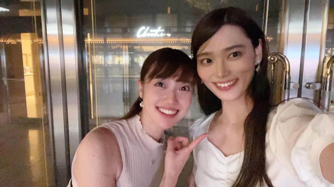 のインスタグラム：「逢えてとにかく嬉しかったあいりちゃぁぁぁん🩷🩷🩷 いつも本当にありがとう🥹  こと#愛水せれ奈 さん☺︎ 宝塚に入学して右も左も分からぬ私を導いてくれた、本当に頼りがいのあるあいりさまです！！！！！ 頭があがりません🙇‍♀️🙇‍♀️🙇‍♀️🙇‍♀️🙇‍♀️  #takarazuka #宝塚 #宝塚歌劇団 #星組 #宙組 #タカラジェンヌ #宝塚og #元宝塚 #天玲美音 #宝塚歌劇 #宝塚観劇」