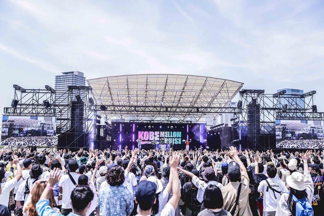 chelmicoのインスタグラム：「2023.05.21 「KOBE MELLOW CRUISE 2023」 at.神戸メリケンパーク  Photo by Kazuki Watanabe  #KOBEMELLOWCRUISE  #メロクル #chelmico #チェルミコ」