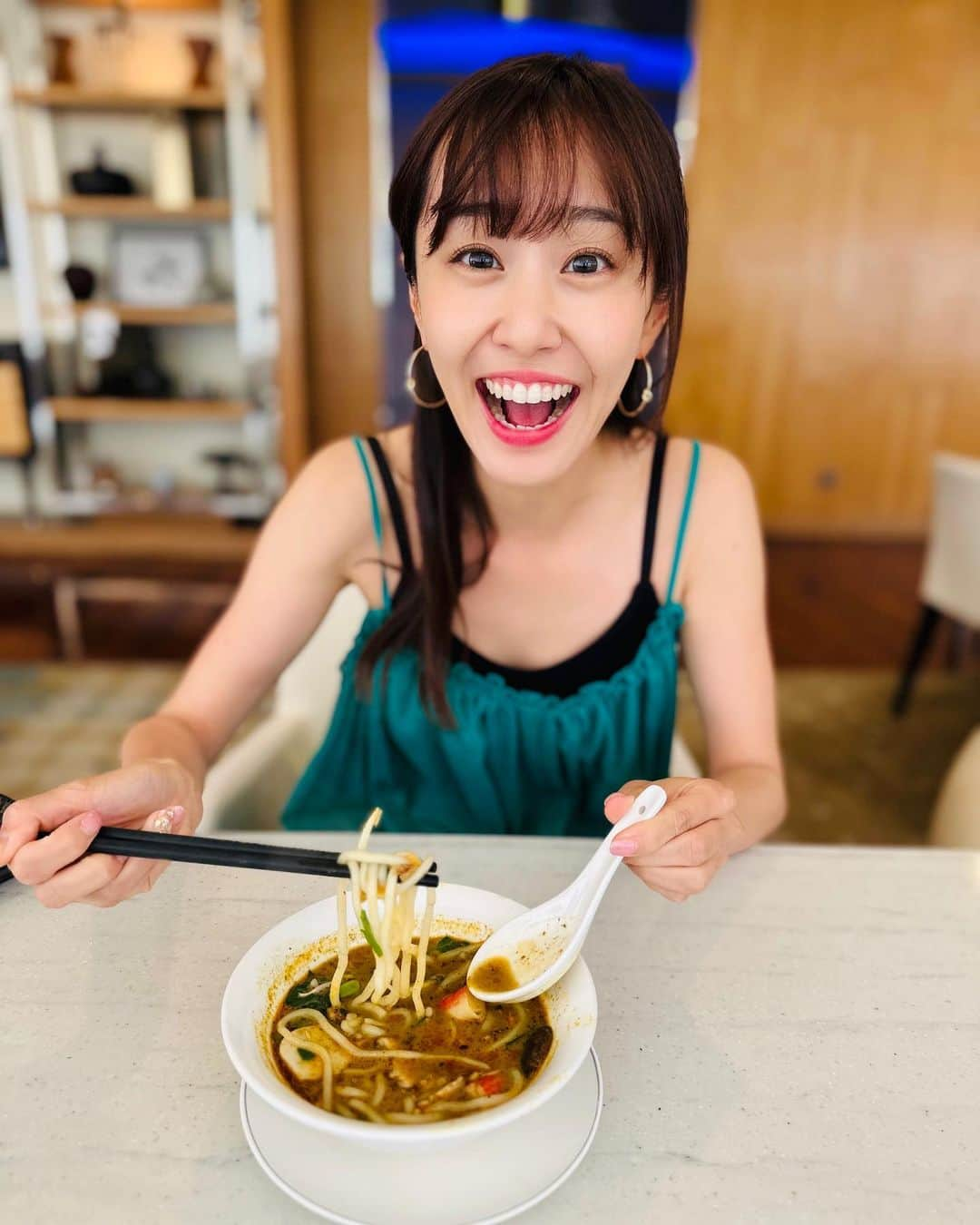 菊井彰子さんのインスタグラム写真 - (菊井彰子Instagram)「マレーシア旅行🇲🇾③ －グルメ編－  マレーシア料理に限らず色んなお店行ったけれど何食べても美味しかった✨♪ そして辛いお料理が大好きな私には最高でした🫶  【 #源昌隆咖啡店 #KafeiDian 】　@kafeidian_petalingstreet  inチャイナタウン（2〜４枚目） 110年以上の歴史を持つ旧郵便局を活用したリノベカフェ 有名な #カヤトースト と #カヤコーヒー は甘ーいけれど癖になる。☕️🍞🍜  【 #新馳名鶏飯 #NasiAyamHainan 】　 （5〜６枚目） @nasiayamhainan_ahmadlee  ローカル感が味わえて地元の方からも観光客からも #チキンライス が人気のお店。 チキンは蒸しor揚げかセレクトできるよ♪チキンをおかわりするほどめちゃくちゃ美味しかったです。 これ以外にチャーハンと焼きそばとガーリックシュリンプ的なのも注文したけれどどれも美味ー‼️ 娘はチャーハンがお気に入りでした。 沢山頼んだのに3000円だった🤣  【Dragon-i Peking Duck 】inPavillion  （7〜8枚目）  パビリオンの中にある中華。 北京ダック&小籠包も最高でした。 どれも間違いなしの中華！  【KOI the】 @koithemalaysia  ミルクティーのお店。 あまーいけれど、濃厚でミルキィ〜でとっても美味しい😋 パッケージがオシャレすぎるー！！  などなど。写真撮ったのはごく僅か。  とにかくチートチートチートな4泊5日でした🫶  誰かといる時は"我慢しない"という"マイルール"なので完全に調子に乗りました🤣  太ると欲しいところには肉はつかず🥹 背中と腕とお腹に脂肪がつきやすいので調整して戻してまーす😂笑 ・ ・ ・ ・ ・ ・ ・ #子連れ海外旅行  #子連れ海外  #malaysia  #kualalumpur  #マレーシア観光  #マレーシア旅行  #マレーシアグルメ  #マレーシアごはん #3歳9ヶ月女の子 #クアラルンプール旅行  #3yearsold  #3y9m  #3歳9ヶ月」6月15日 12時32分 - yanakiku_kiku