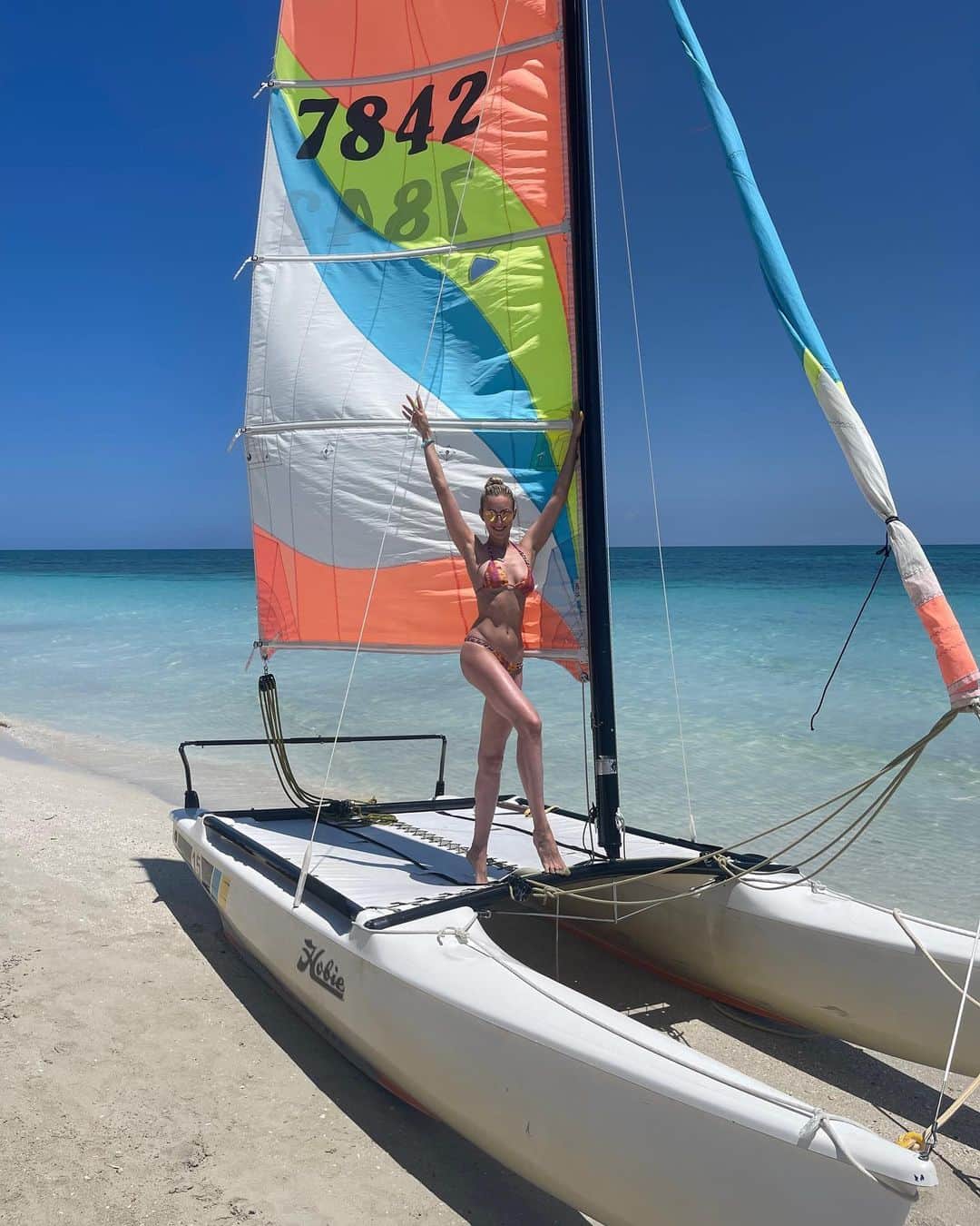 アンナ・ヤノフスカヤのインスタグラム：「⛵️👙💦  #cuba🇨🇺 #atlanticocean #varaderobeach #vacation」