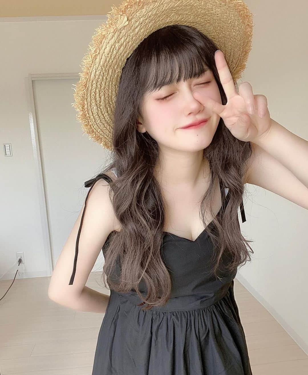 藤堂なえみのインスタグラム：「あ〜もぉ日々暑い🫠苦しい😵☀️☔️ 夏嫌いだよぉ〜 早く秋来い🍁冬来い❄️ 可愛いダウンお正月に買ったんだ〜🤎🧡 まだ着てないから早く着たい✨  3月から暑くてTシャツなのに 夏どうすればいいのか分からない😭 ほぼ裸族になってるかもwww  夏は何処にもお出掛けしません。 夏嫌いなので…www  いや、もう、 ずっと引きこもりじゃん💦  one-piece @grl_official ［at2023］ shoes @grl_official [gd1352]  #グレイル #grl #グレイル購入品 #グレイルコーデ #grl購入品 #grlコーデ #シーイン購入品 #shein購入品 #sheinコーデ #プチプラコーデ #プチプラ #高見えコーデ #大人コーデ #韓国ファッション #韓国コーデ #韓国  #かわいい  #かわいい女の子 #エロ可愛い  #美女 #美人 #インスタ映え #清楚系女子 #マタニティーコーデ #清楚コーデ #エロボディ #スタイル抜群 #カフェ巡り #巨乳美女 #モデル」