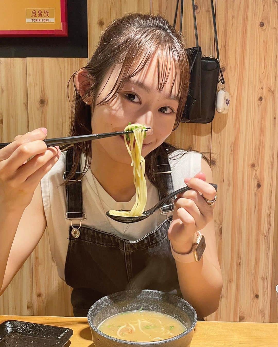 真崎かれんさんのインスタグラム写真 - (真崎かれんInstagram)「. 久しぶりに大学時代の親友たちとご飯食べた♡ なぜか〆のラーメン食べてる時 めっちゃ写真撮られてたワタクシ。  いつ会っても落ち着く存在。 だーいすき✨」6月15日 12時30分 - karen_masaki