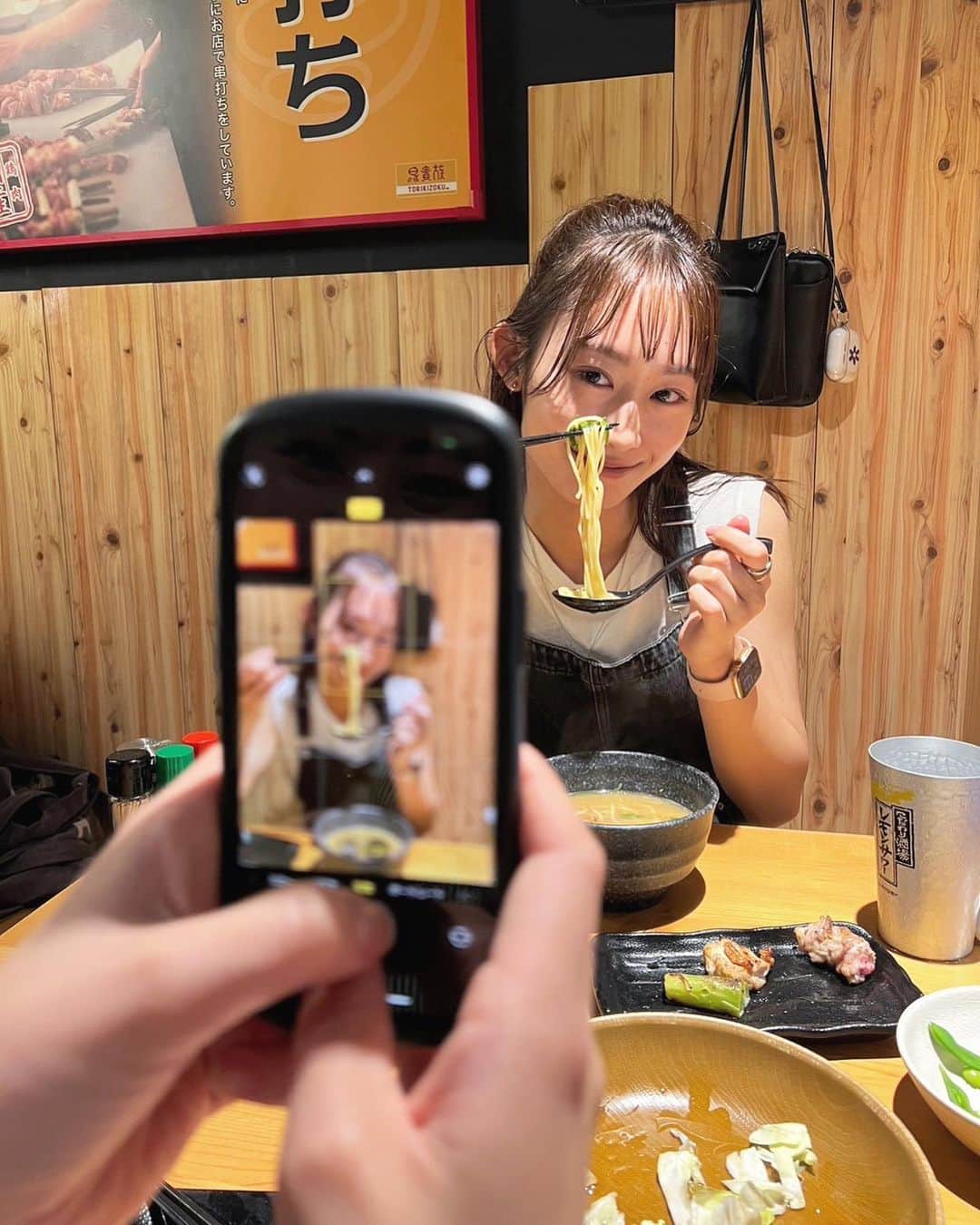 真崎かれんのインスタグラム：「. 久しぶりに大学時代の親友たちとご飯食べた♡ なぜか〆のラーメン食べてる時 めっちゃ写真撮られてたワタクシ。  いつ会っても落ち着く存在。 だーいすき✨」