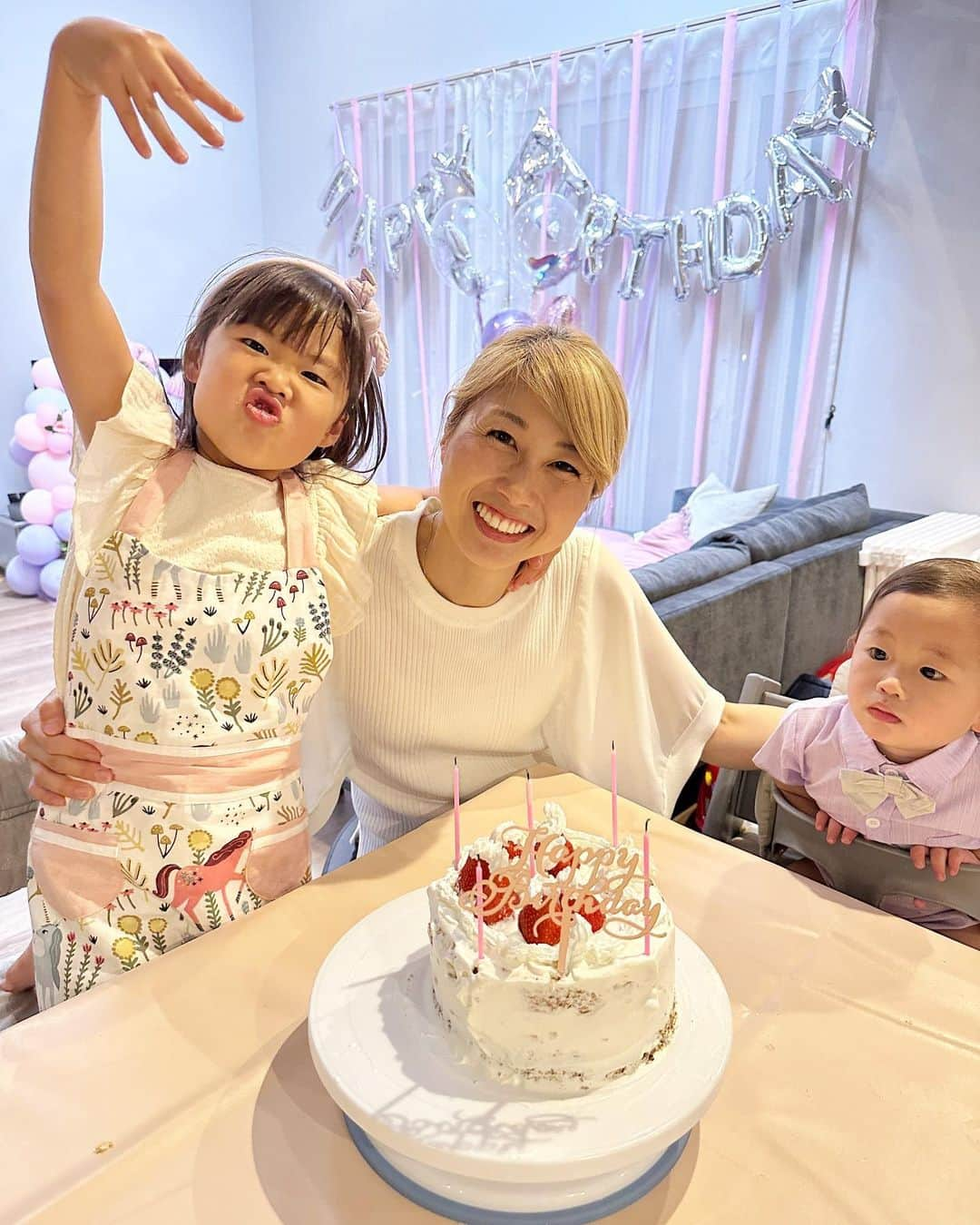 吉田ちかさんのインスタグラム写真 - (吉田ちかInstagram)「Pudding turned 5😆💕 OMG how the time flies!  And wow, parenting is such an adventure. More so than any trip I’ve ever taken lol  It’s definitely not just bright sunny days, we get plenty of rain too😅But having these special moments and occasions to stop and realize just how much they’ve grown is like seeing a rainbow after the rain, and I’m so proud of all these milestones we’re reaching together💕  プリンが5歳になりました！ あっという間で、毎年びっくり😱  そして、本当に日々思いますが、子育てはどんな旅より刺激的な冒険🤣  山あり谷あり、 晴れる日もあれば 雨の日も☔️   でも、大きな成長を実感する瞬間って雨の後に出てくる虹を見てるような気持ちになります🌈✨  子育てと言いますが、 親の自分も育てられていますw   一緒にこうやって成長していけることが嬉しい❤️  クローバーもお姉ちゃんのお誕生日をニコニコしながらお祝いしてくれました😊  先日、storiesでシェアしたお友達とのお誕生日会が終わってホッとしてたら、2日後に誕生日当日😅 ファミリーでのお祝いでまたバタバタしてましたw 近々で動画でシェアします💕  #swipe  💜4枚目の写真、クローバーがバルーンのアーチを倒した瞬間w 💜こんだけクリーム食べたらそりゃニコニコになるわ🍀 💜YouTubeの10周年記念でおさるさんがやってくれた花吹雪を久しぶりにやったら、子どもたちが大興奮！片付けは大変だけど、最高です😂 (blowerに紙の筒を付けて、花びらを詰めてon!!)  💜最後の2枚、おすましポーズからの🤭🤣  Beautiful balloons 🎈✨by: @balloon_momo__   #子どものいる暮らし #バースデーパーティー #バルーン #バースデーフォト #バースデーバルーン」6月15日 12時34分 - bilingirl_chika