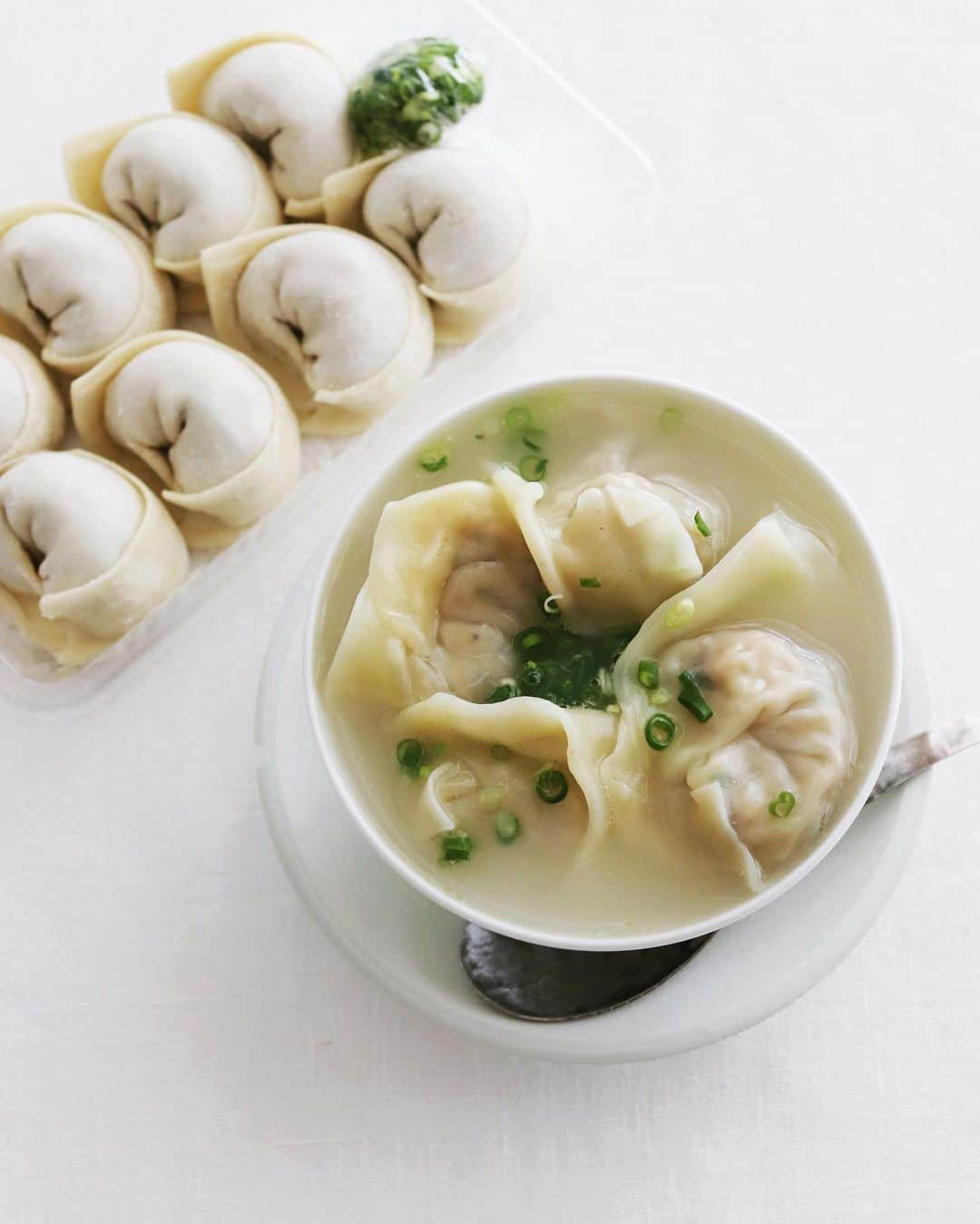 樋口正樹さんのインスタグラム写真 - (樋口正樹Instagram)「Wonton🍤 🍄 . 昼ごはんは蒲田の上海わんたん。 蒲田にお世話になっている車の 整備工場がある関係で行く度に 買っているほんとおいしいやつ。 今回も海老と椎茸のパック２つ。 少し白濁したスープも良いのよ👍 . #上海わんたん食彩厨房 . . . #上海わんたん #海老ワンタン #ワンタン #雲呑 #鮮蝦雲吞 #扁食 #餛飩 #餛飩湯 #抄手 #蒲田グルメ #大田区グルメ #教えたくないお店 #wontonsoup #wonton」6月15日 12時35分 - higuccini