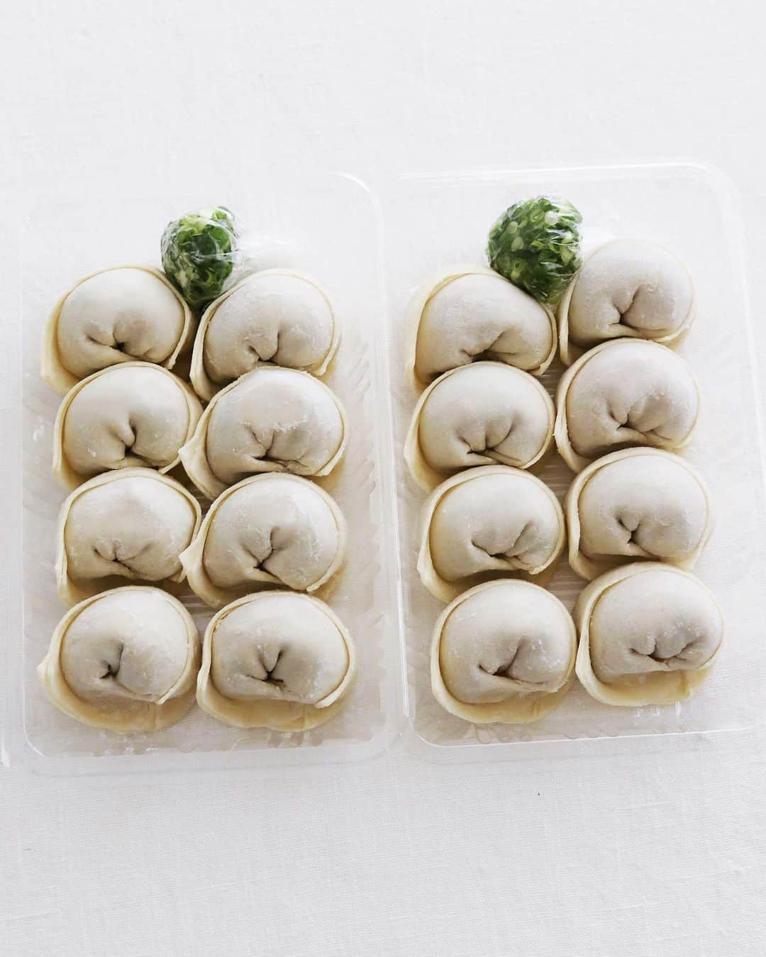 樋口正樹のインスタグラム：「Wonton🍤 🍄 . 昼ごはんは蒲田の上海わんたん。 蒲田にお世話になっている車の 整備工場がある関係で行く度に 買っているほんとおいしいやつ。 今回も海老と椎茸のパック２つ。 少し白濁したスープも良いのよ👍 . #上海わんたん食彩厨房 . . . #上海わんたん #海老ワンタン #ワンタン #雲呑 #鮮蝦雲吞 #扁食 #餛飩 #餛飩湯 #抄手 #蒲田グルメ #大田区グルメ #教えたくないお店 #wontonsoup #wonton」
