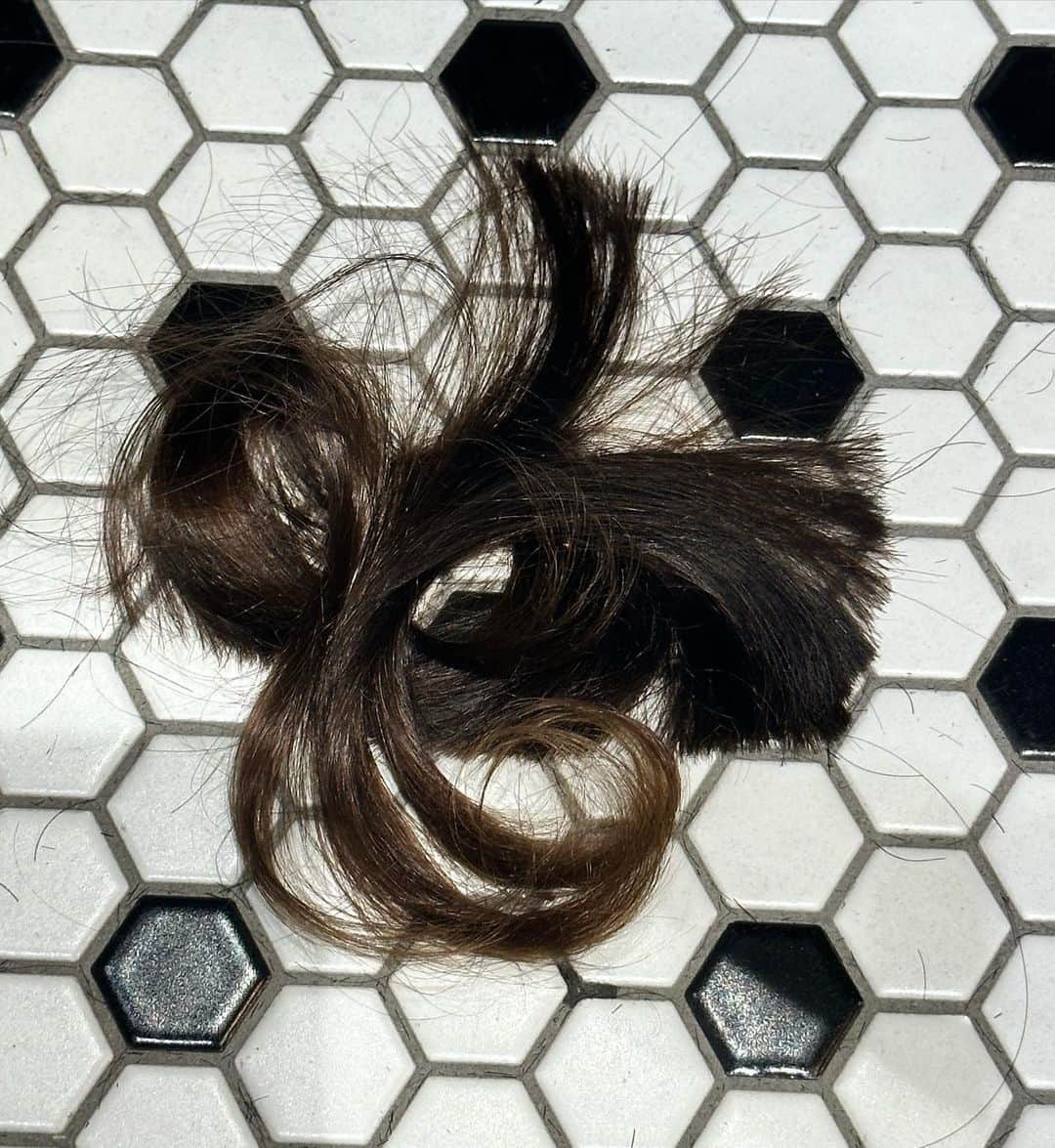 尾崎紗代子さんのインスタグラム写真 - (尾崎紗代子Instagram)「. 長女の希望を叶えるために @merry_craftsmans_factory へ。 「髪切りたい！」「髪ピンクにしたい！」ということで 生まれてから一度もカットしてなかった髪の毛を 長めのボブにして、毛先をブリーチし真っピンクに😍 本人はめちゃくちゃ気に入っていて 自慢げにお友達に見せたりしています。 天真爛漫で明るさの塊のような長女には ぴったりのヘアスタイル。 ４歳でこんな素敵なヘアカラーして貰って 本当にあなたが羨ましいわ。笑  @hayato_merry は見た目怖そうなのに(おい 子供にめちゃくちゃ優しくて たくさん話しかけたりしてくれて 本当にありがたいです☺️ ついでに爆毛長男もちょっと量を減らして貰ってスッキリ！！ 子供達はずっと動画に夢中だったので 特に問題なく終えました☺️❤️  いつもありがとう〜〜！！！☺️  ※DMなど頂くので念の為、追記しておきます！ 長女が座っているところは子供が座る用に美容室側が 用意してくださっているもので、下に敷いてあるところは 靴で上がって良いところになっています！  #ギャル街道まっしぐら #ギャルになる将来しか見えない #親としてもギャルスキルしかないので助かる #アナウンサーになりたいとか言われたらママ一回滝に打たれて精進してくるわ #momlife #mommylife #mommy  #育児 #ママライフ  #6歳 #4歳 #1歳 #motherof3 #motherhood  #family #familyphoto  #3人育児  #3児のママ #3児ママ  #familytime  #5人家族 #familyphotograhy #familyfirst #ヘアチェンジ #イメチェン #子供ヘアカラー #ヘアカラーピンク #ヘアカラー」6月15日 12時37分 - osayo_osayo