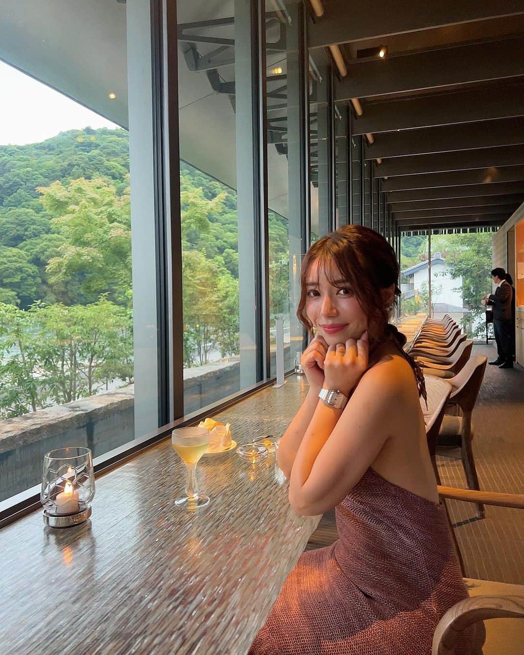 中村かなのインスタグラム：「お食事前に MUNI LA TERRASSE で🥂  ディナーは MUNI ALAIN DUCASSE 🍽️ どちらもミシュラン★一つ星  地下のレストランでは アンティークのバカラのグラスたちに囲まれて 大きなシャガールの絵を眺めながら🥹 贅沢空間でのディナーでした✨✨  📍 @muni_kyoto   #munikyoto #munialainducasse #muniアランデュカス #アランデュカス #アランデュカス京都 #alanducasse #嵐山 #嵐山観光 #京都ホテル #京都ステイ #kyoto #kyotojapan #kyototrip #kyototravel #京都観光 #京都旅行 #建築デザイン #建築 #ミシュラン一つ星 #ミシュラン #フレンチ #京都グルメ #京都ディナー #京都レストラン #京都フレンチ」