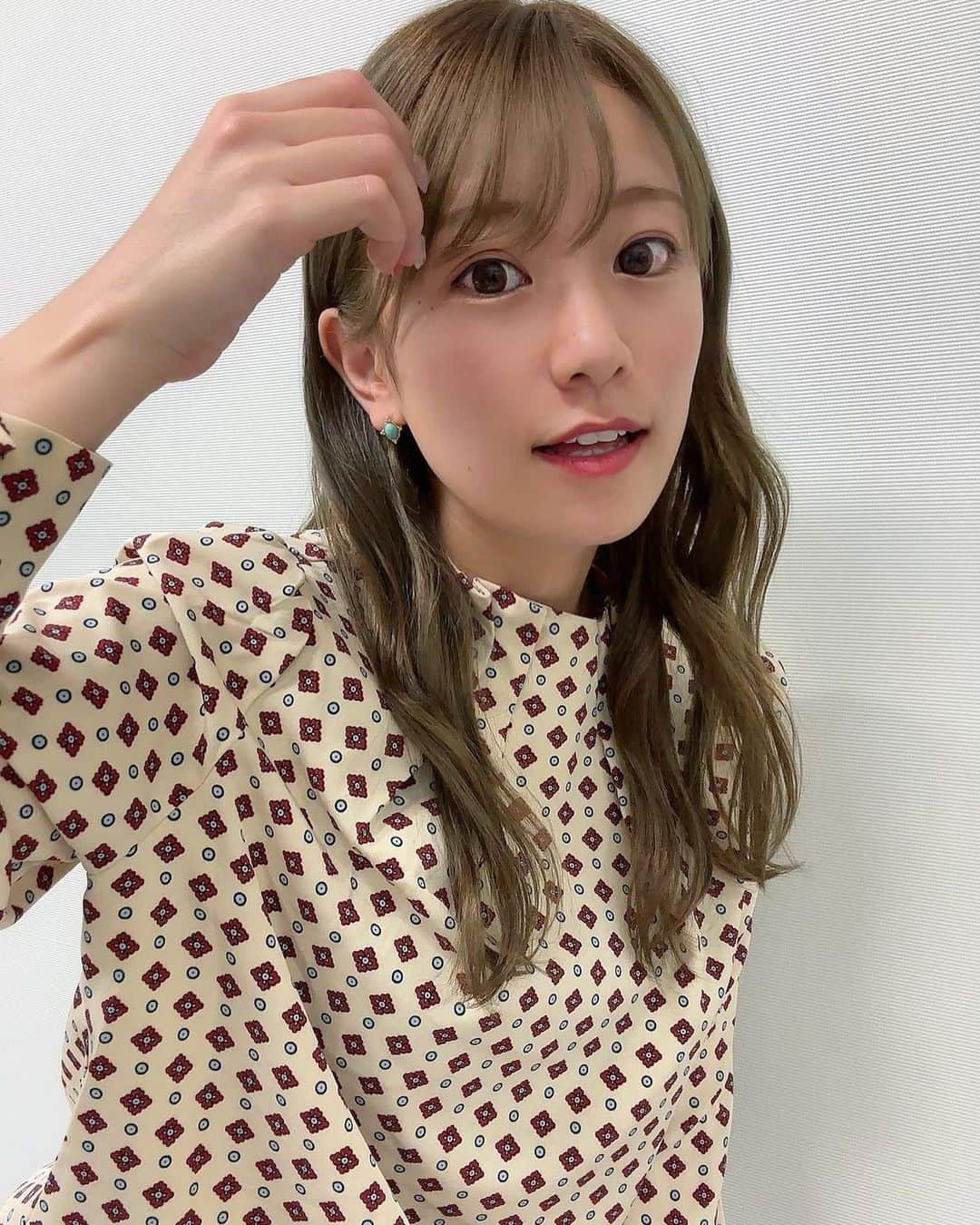 福本愛菜さんのインスタグラム写真 - (福本愛菜Instagram)「不意打ちの口半開き😇😇😇  違う写真にしようと思ったけどあえてこれにする😇 こんな写真もいいよね？笑  #不意打ち #前髪 #セット中 #そりゃ #口 #半開き #なる #😇」6月15日 12時39分 - aina_fukumoto