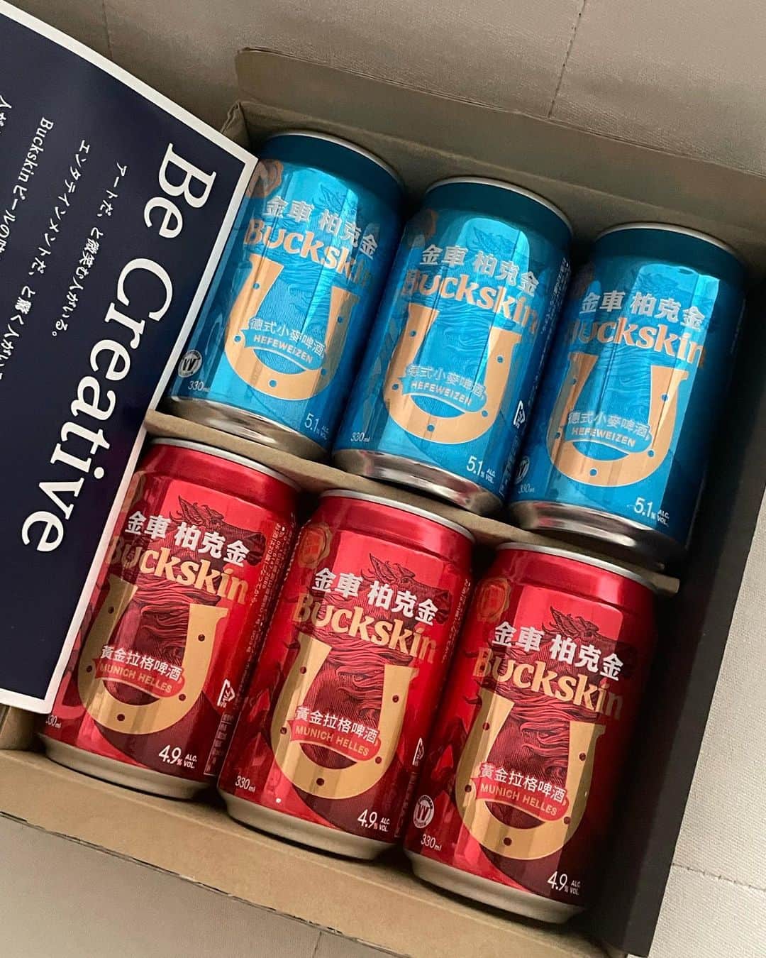 小林智絵さんのインスタグラム写真 - (小林智絵Instagram)「. . . . . . Buckskin beer (バックスキンビール) @buckskinbeer.jp 🍺💙❤️ . . . 暑くなったらビールですよねぇ✨ . . とっても美味しいビールに出会いました🥹✨ . . ちょっと前にびっくりするくらい禁酒してたので、解禁してからのビールの美味しさがまた格別っ🥹✨ . . . ドイツビアスタイルの台湾ビールを、お家で簡単に飲めるって最高だよね🍺♡ . . . ☑︎MUNICH HELLES❤️ （ミュンヘンへレス） ドイツビアスタイルの王道🇩🇪すっきりと洗練された味わいで、爽やかなモルト、ホップと繊細なフレーバーがのどの渇きを癒してくれる飲み応え豊かな味わい✏️... . . . ☑︎HEFEWEIZEN💙 （ヘーフェヴァイツェン） 「へ―フェ」は酵母を意味するドイツビアスタイルのリーダー的存在🇩🇪小麦ビール特有の白濁の色合いと、きめ細やかな泡で、まろやかなコクが滑らかな口当たりに✏️... . . . どちらもすごーーく美味しくって飲みやすさ抜群だったので、是非飲み比べしてみてねぇ〜❤️💙 . . ビールってさ、、なんでこんなに美味しいんだろうね🥹🍺✨笑 . . . BBQしたくなってきたね🤔🍖笑 . . . . . PR #ミュンヘンへレス #ヘーフェヴァイツェン #Buckskin #バックスキンビール #小麦ビール #台湾ビール #ホワイトビール #晩酌 #晩酌タイム #ビール #ボブ #ボブアレンジ #ボブヘアアレンジ #モノトーンコーデ #モノトーン #韓国ファッション #韓国コーデ #イエベ秋 #イエベ秋メイク #イエベ #イエベメイク #年齢逆行アイドル」6月15日 12時39分 - kobayashichie_1012